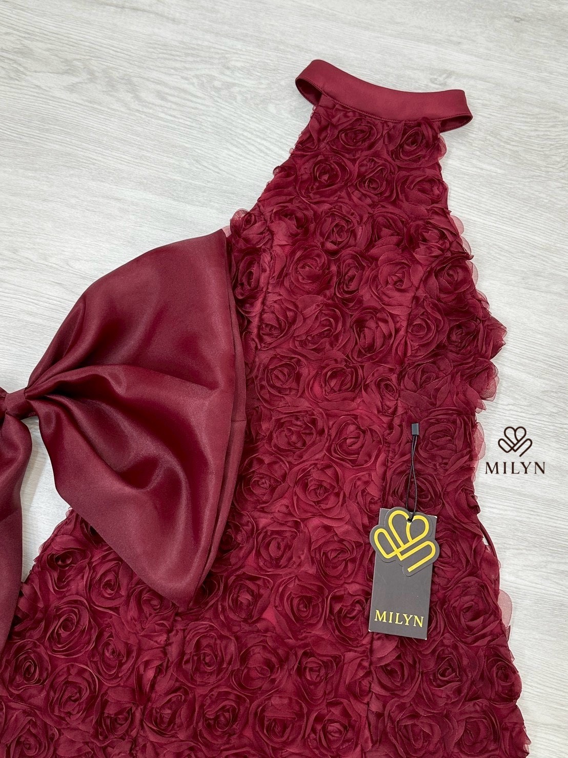 มินิเดรสแต่งดอกกุหลาบทั้งตัว ดีเทลเนื้อผ้าแบบ 3D ทำให้ชุดดูโดดเด่นมากขึ้น คอฮัลเตอร์ช่วยเสริมลุคให้ดูเพรียวและหรูขึ้นไปอีกขั้น ด้านหลังเปิดหลังสวย พร้อมโบว์ใหญ่สุดละมุนเป็นไฮไลต์ของชุด