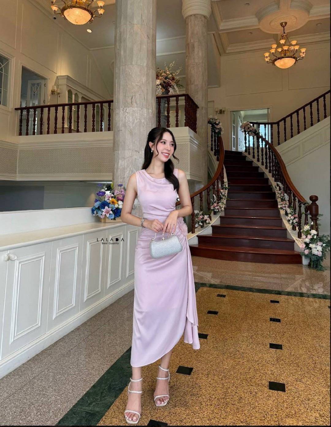 : เดรสไปงานสวยหรู ผ้าซาตินแขนกุด มีดอกไม้ช่วงเอว แต่งระบายยาวช่วงเอว หวานละมุน ลุคคุณหนูมากค่ะ มีซิปหลัง ตัดเย็บอย่างดี อกเสริมฟองน้ำ