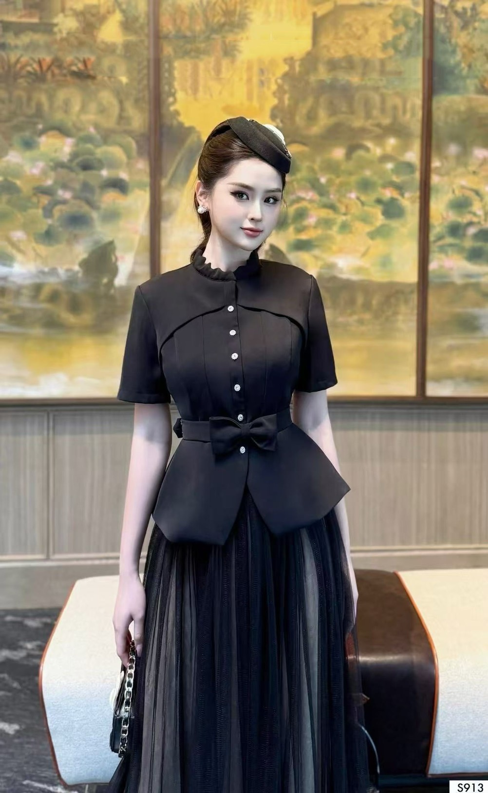 Set 2 ชิ้น สีดำเสื้อเบเซอร์คอจีนแขน ด้านหน้าดีเทลตีเกร็ตโค้งสวย และแต่งกระดุมดอกไม้เพชรเรียงยาวใช้งานได้จริงมาพร้อมเข็มขัดโบว์มรกระดุมแป๊ก มาคู่กับกระโปรงยาว แต่งผ้ามุ้งตาข่ายคลุมด้านนอกสีดำ มีชับในสีครีม(ซิปหลัง) งานสวย เนื้อผ้าดี คัตติ๊งเป๊ะคะ