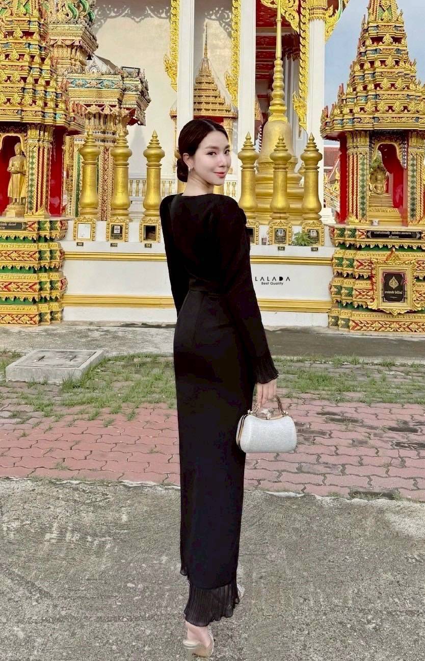 set 2 ชิ้นเสื้อสีดำแขนยาวกระดุมหน้า ปลายแขนแต่งระบาย ตัดเย็บอย่างดีมีซับใน + เข็ดกลัดดอกไม้ + กระโปรงยาวเนื้อผ้าเดียวกันแต่งระบายด้านหน้า สวยลัคชู ใส่ไปไหนก็รอดค่ะ