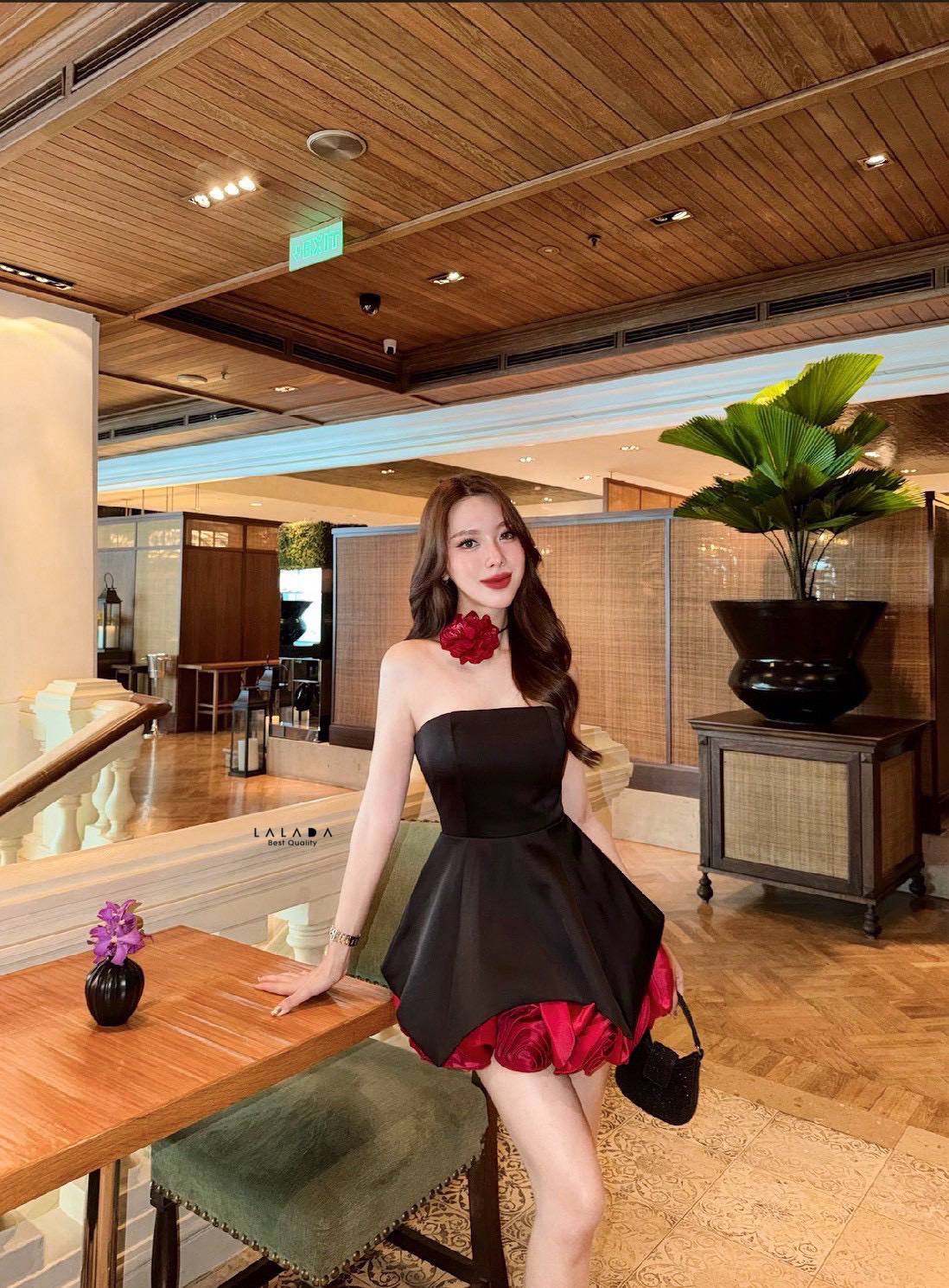 Set 3 ชิ้น น่ารักมากๆงาน rare item นะคะ เสื้อเกาะอกสีดำงานซิปหลังเสริมฟองน้ำ + กระโปรงทรงบอลลูนแต่งดอกไม้ 3D ด้านล่าง งานคุณภาพเกรดเอ งานจริงคือสวยมากค่ะ + โชคเกอร์ที่คอให้ลุคหรูหรา หวานซ่อนเปรี้ยว