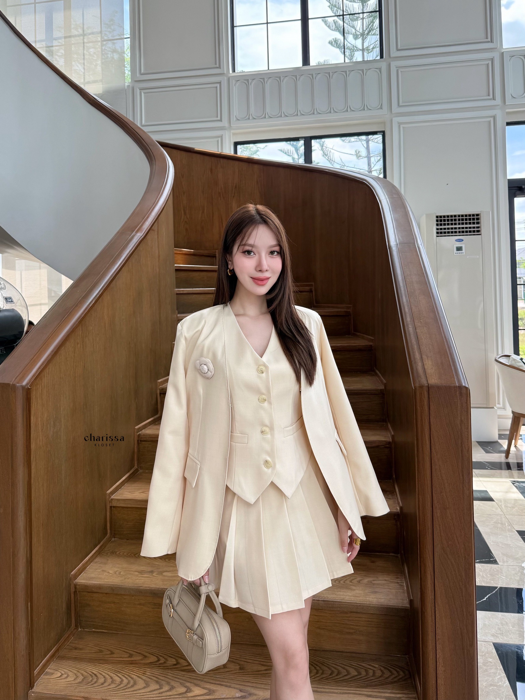 เซ็ท 4 ชิ้น เสื้อสูท+เสื้อ vestด้านใน +กระโปรง(กางเกงเป็นซับใน)+เข็มกลัดดอกไม้ ใช้ผ้าเดียวกันทั้งเซ็ท ตัวเสื้อสูทมีซับในอย่างดี เสริมรองบ่าบางๆเพื่อให้เป็นทรงสวย มีตะขอใส่แบบติดก็ได้น๊า กระโปรงซิปข้าง ซับในเป็นกางเกง เนื้อผ้ามีTexture สวย ยับยากก #ชุดใส่ท