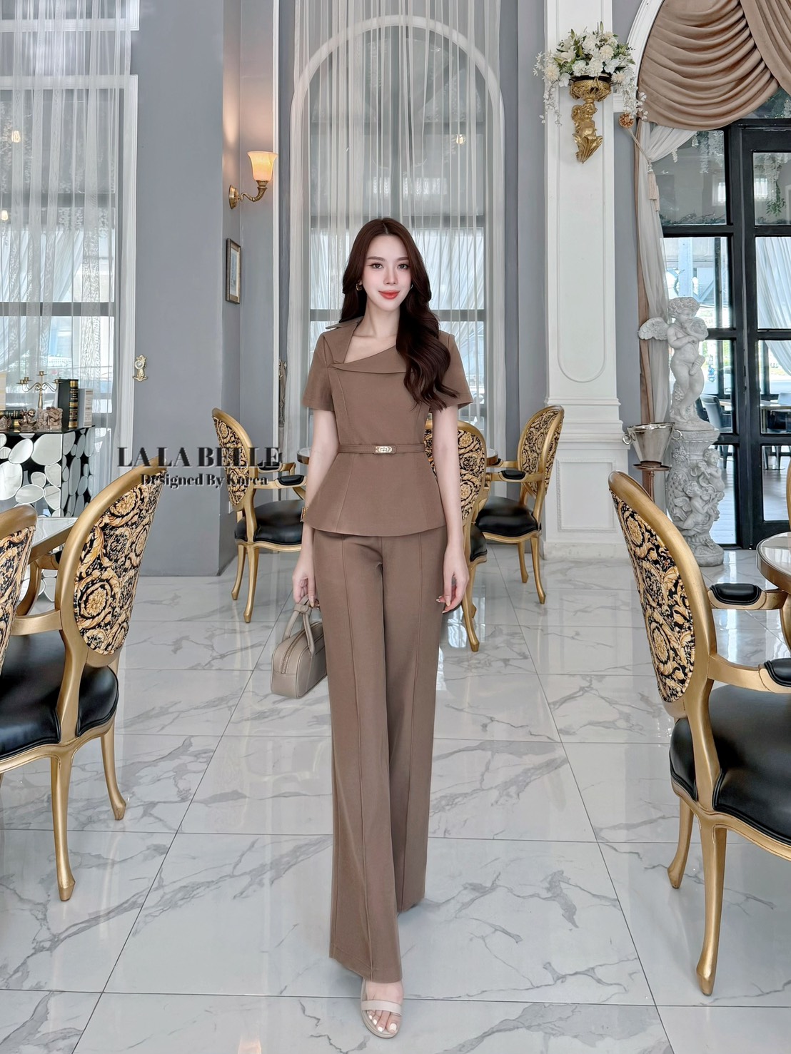 เซต3ชิ้นเสื้อผ้าสูทคอปกสูทเฉียงแขนสั้นเข้ารูปเข้าเอวชายทรงบานออกมาพร้อมกางเกงขายาวทรงกระบอกกลางตีเกล็ดหน้ายาวทำให้ดูผอมมีกระเป๋ากางเกงใส่เข้าชุดกับเข็มขัดสีเดียวกับชุดทั้งชุดเป็นผ้าสูทอัดกาวผ้ามีน้ำหนักงานคุณภาพเกรดพรีเมี่ยม1:1 คัทติ้ง และ แพทเทริน์เป๊ะ