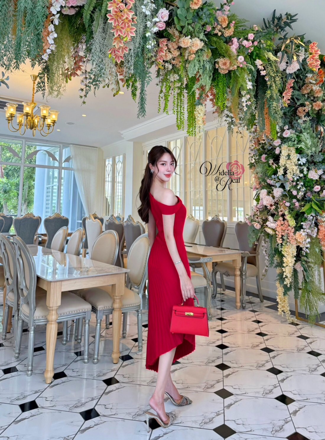 Dress เดรสตัวยาว ปาดไหล่ กระโปรงปลายเฉียง เนื้อผ้าเรียบ สีพื้น ซิปข้าง ผ้าอัดพลีท ผ้าอย่างดี มีน้ำหนัก ไม่บาง งานคัตติ้งเนี๊ยบ ทรงสวยเป๊ะมาก รับรองใส่ออกมาไม่ผิดหวังการันตีให้เลย บอกเลยห้ามพลาดเด็ดขาด งานดีงานสวยแน่นอน