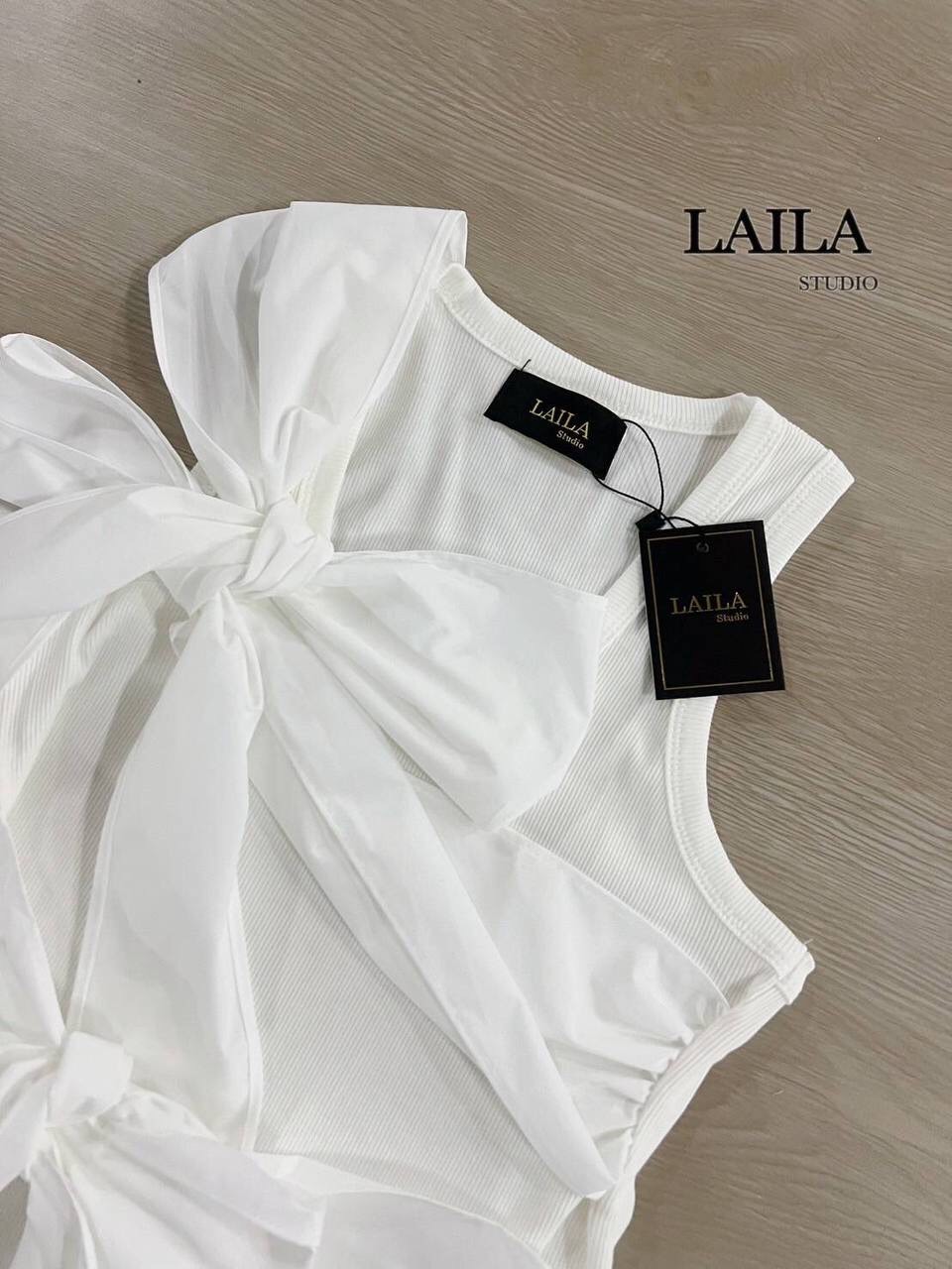 SETเสื้อ+กางเกง+เข็มกลัด เสื้อแขนเว้าทรงคอกลมโทรนสีขาว เนื้อผ้าใส่กำลังดี แต่งสายโบว์ผูกที่ อกให้ลุกน่ารักสวยแพง มาพร้อมกางเกงคาโก้สีขาวโทนดำดูเท่ แต่งด้วยเชือกผูกเอวด้านข้างมีกระเป๋าสองข้างสุดชิคสุดๆ ปลายขาแต่งด้วยเชือกรูด ใส่ได้ทั้งขาจั้มขาปล่อย สววยเท่
