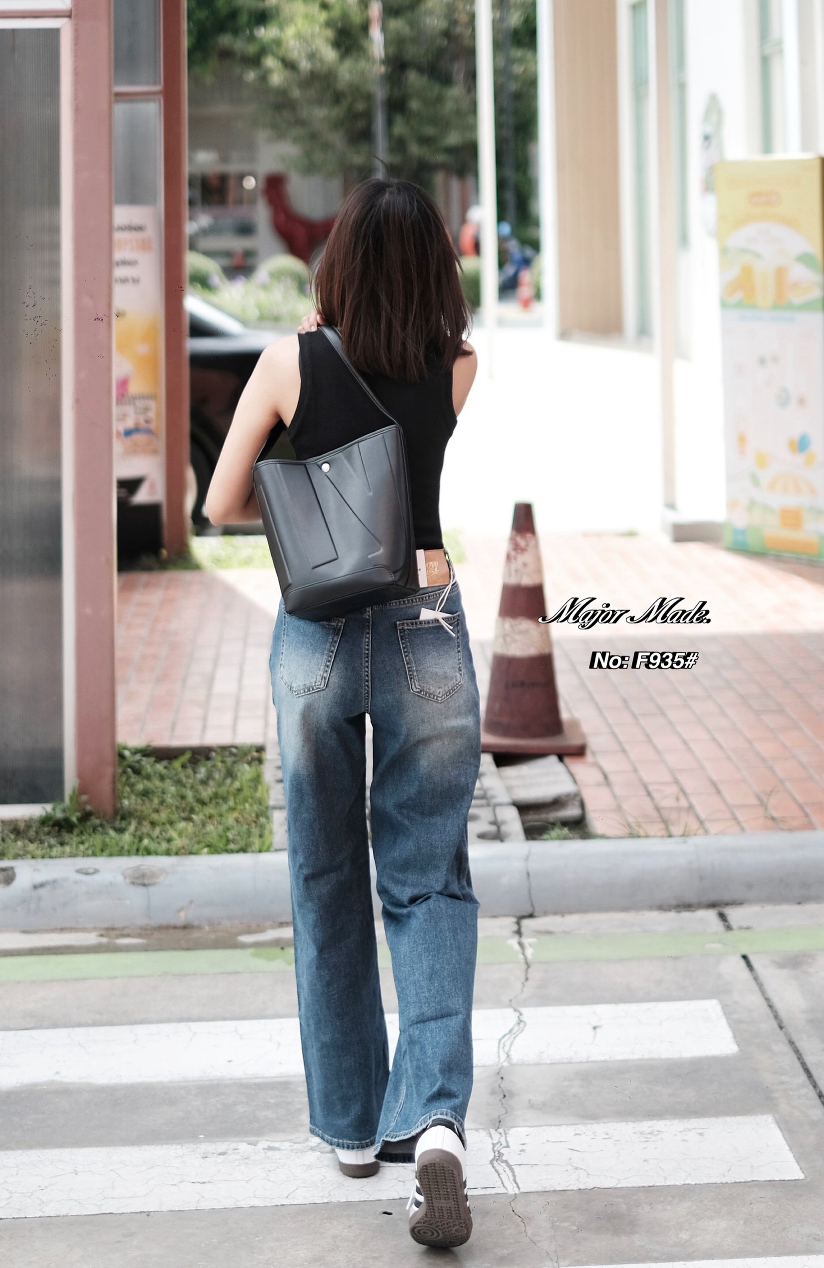 No. F935# -กางเกงยีนส์ขากระบอก เอวสูง （ผ้ายืด) บอกเลยรุ่นนี้เนื้อผ้ายีนส์ยืดอย่างดี ผ้านิ่มมากกกค่ะ ฟอกสีเข้มสวย ใส่สบายมว๊ากก ใส่ดูเพรียวมาก ดีเทลสวยมาก