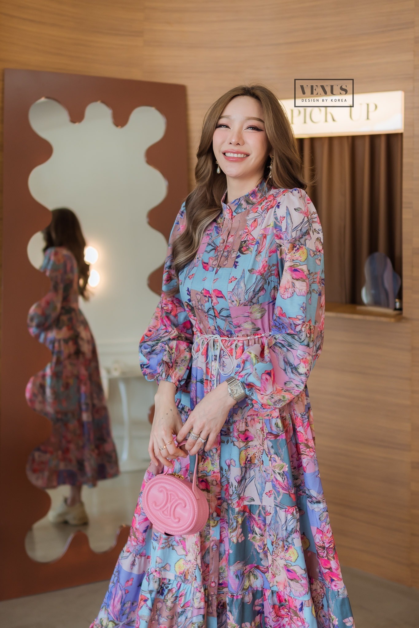 Flora MaxiDress แม๊กซี่เดรสพิมพ์ลายดอกไม้ งานสวยเวอร์วังมากๆนะคะ ด้านหน้าแต่งกระดุมปั๊มอย่างดีคะ งานมาพร้อมกับสายผูกเอวเข้าชุดกันคะ แม๊ทกับรองเท้าผ้าใบก็เป๊ะสุดๆคะ