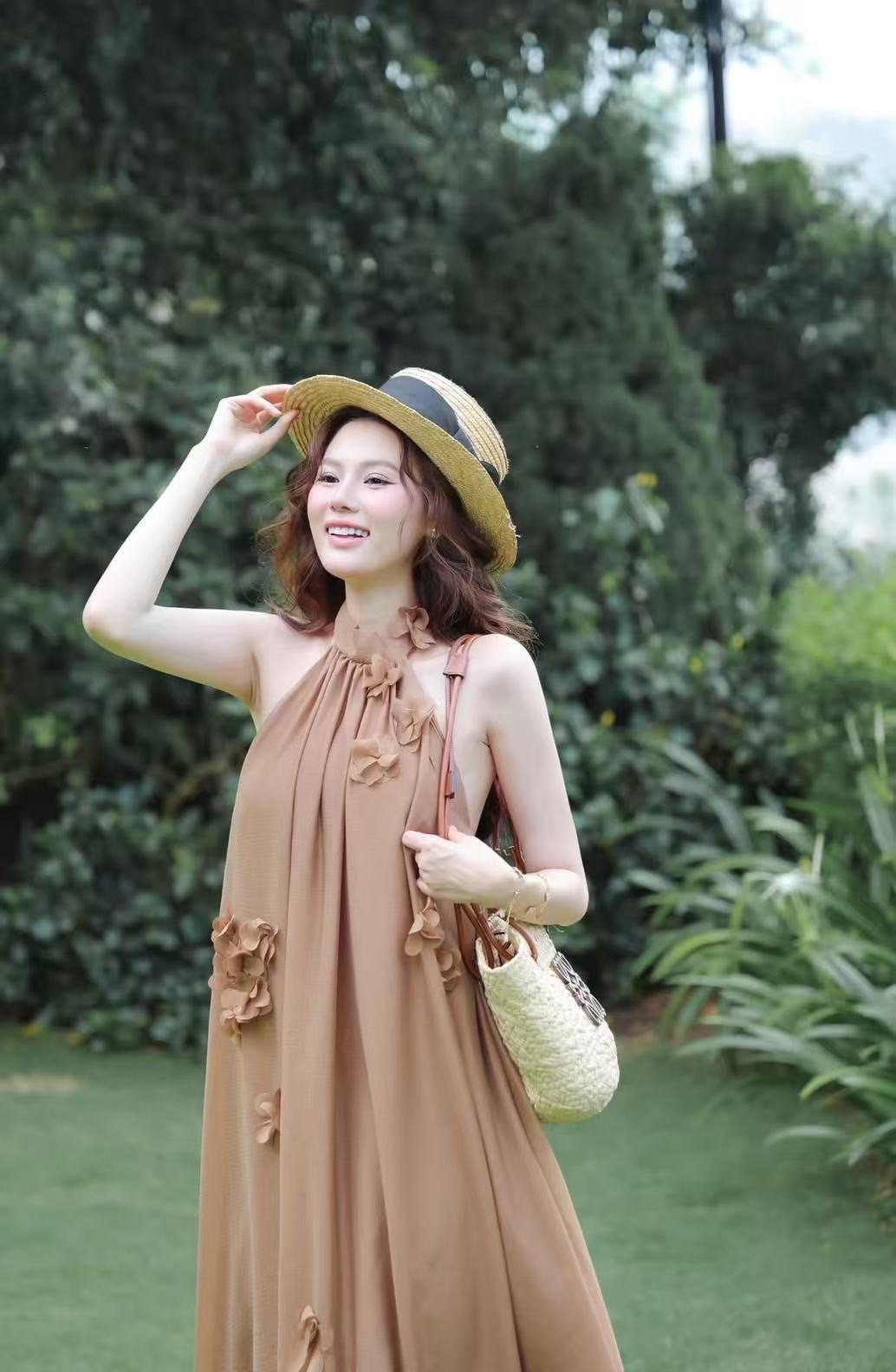 เดรสกระโปรงยาวคอตั้งสูงเล็กน้อย ทรงปล่อยใส่แบบโคร่งๆ สีสวยขับผิวสีผู้ดีมาก เนื้อผ้าเบาสบายเนื้อผ้าอย่างดี แต่งดอกไม้ป็อปอัฟตามชุดน่ารักมาก ใส่ได้ทุกโอกาสเลยค่ะ มีซับในอย่างดึไม่โป๊ผ้าไม่บาง ความยาวกำลังพอดีใส่กำลังสวย