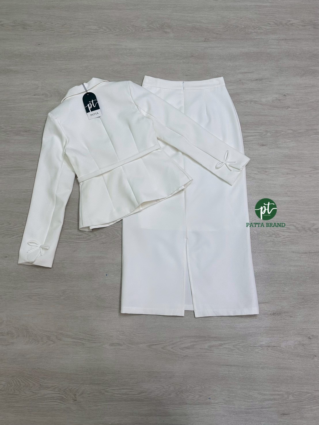 Set 2 ชิ้น เสื้อสูทแขนยาวสีขาว คอปก กระดุมแป๊กช่อนด้านใน ดีเทลแต่งโบว์หน้าเย็บติดมา กระเป๋าใช้งานได้จริง ปลายชายเสื้อแต่งจับจีบบานออกเล็กน้อย มาพร้อมเข้มขัดผ้าโบว์ ใส่แมทซ์กับกระโปรงทรงสอบ แต่งผ่าหลังยาว มีชับใน (ซิปหลัง) ลุคCEO เกาหลีสุดๆ ห้ามพลาดนะคะ