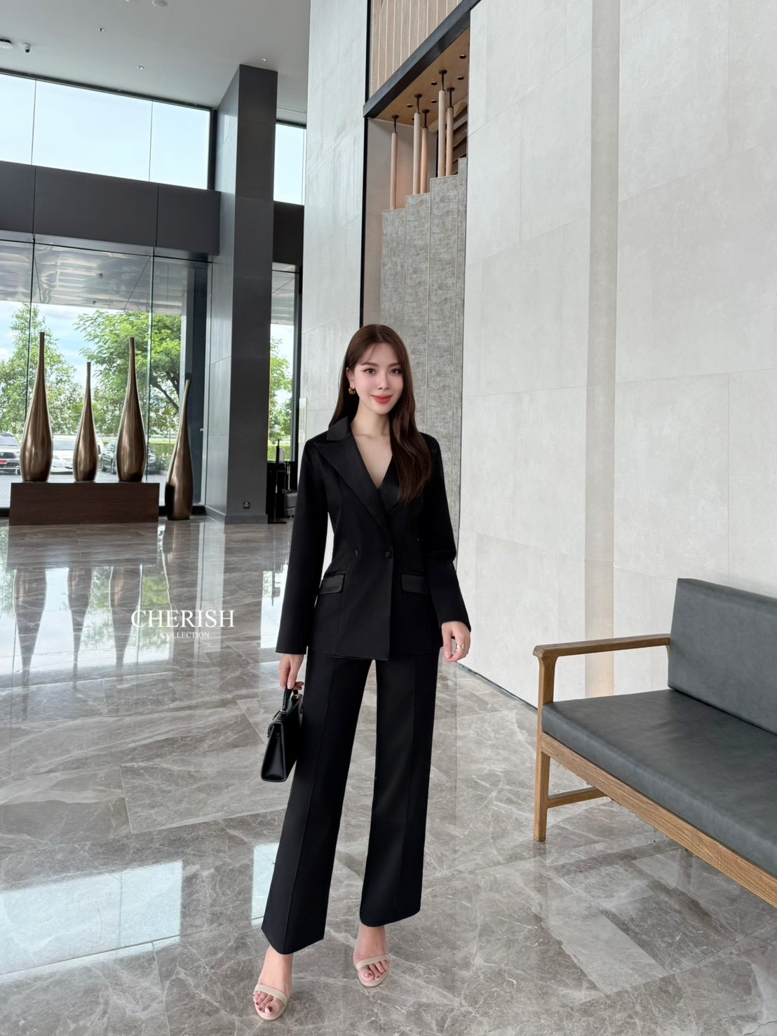 Setsuit เสื้อ+กางเกง ที่เรียบหรูดูแพง ทรงสวย ใช้ผ้าดี ตัวเสื้อสูทแขนยาวคอปกช่วงคอและกระเป๋าตกแต่งผ้าซาติน ตัวกางเกงเอวสูงขากระบอกใส่แล้วขาดูเรียวยาวสุดๆ ชุดนี้ใส่แล้วเด่นสุดๆ ต้องมีสักชุดแล้วนะคะ