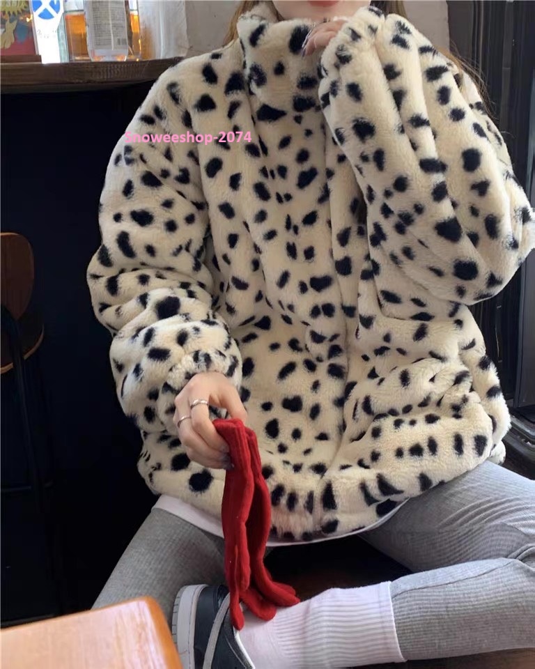 Leopard Lover Must-Have ลายเสือกลับมาแรงอีกครั้ง เสื้อโค้ทขนกำมะหยี่นุ่มฟู ทรงหลวมใส่สบาย สไตล์เกาหลีสุดชิค ใส่เที่ยวต่างประเทศก็ปัง ใส่ในเมืองก็เก๋ อุ่นแต่ไม่อ้วน ใส่แล้วดูแฟสุดๆ ใส่เที่ยวได้ตั้งแต่โซลถึงซัปโปโร พร้อมให้เลือกหลายไซ ใส่ยังไงก็สวยทุกองศา