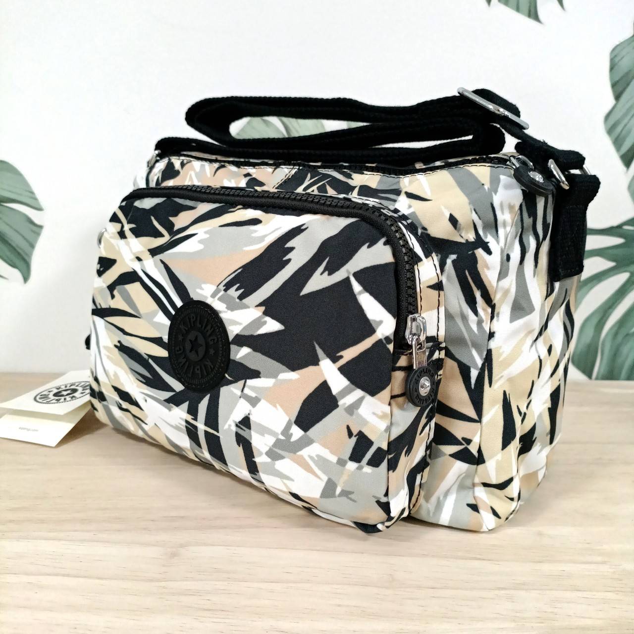 กระเป๋าสะพายแบรนด์เนมคิปลิงค์ใส่ของได้เยอะสึเทาดำลายใบไม้กันน้ำได้ KIPLING RETH CROSSBODY BAG