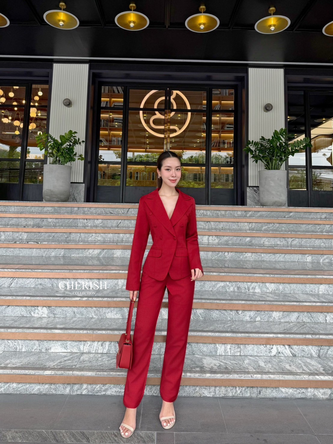 Setsuit เสื้อ+กางเกง เรียบหรู ดูเท่ ทรงสวย ใช้ผ้าดี ใส่สบาย ตัวเสื้อสูทแต่งกระดุม มีกระเป๋า พร้อมซับในทั้งตัว มาพร้อมกับกางเกงขากระบอก มีกระเป๋า 2 ข้าง จะใส่ทำงาน ออกงาน ดูดีสุดๆค่ะ