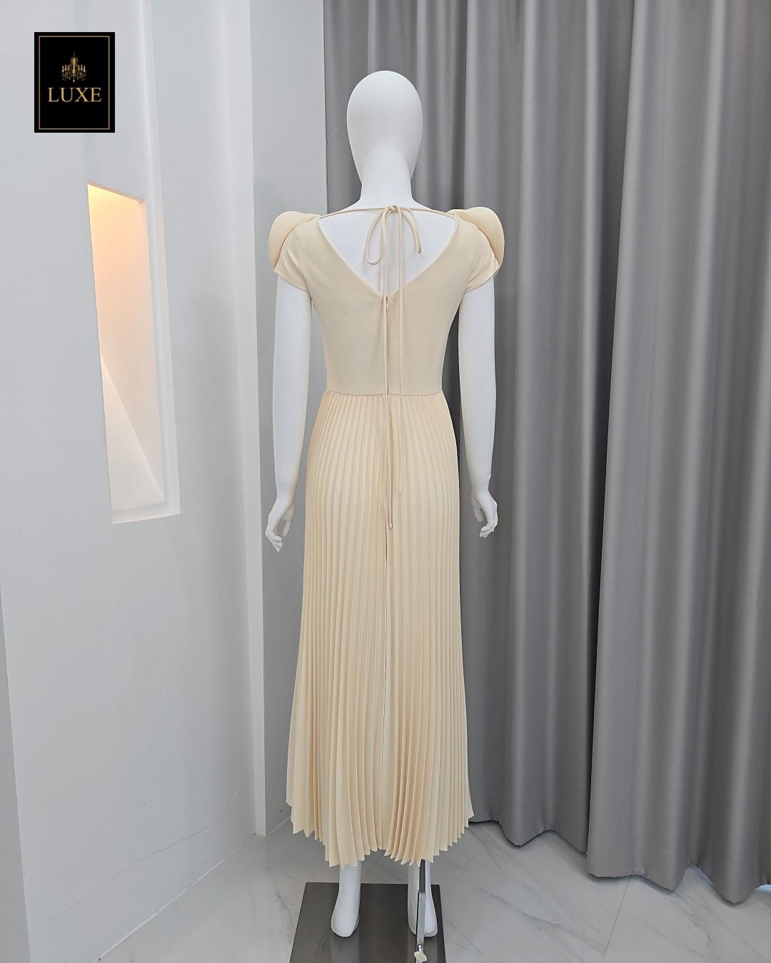 Label : LUXE ☑️เดรสเสื้อคอวีแขนกุด กระโปรงพลีทรอบตัว