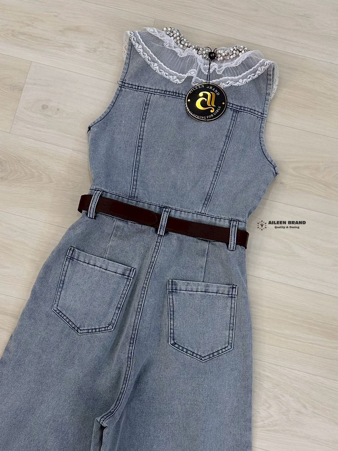 จั้มสูทยีนส์เดย์นิม แขนกุดคอวี ดีเทลแต่งเพชรและมุขระบายลูกไม้2ชั้นช่วงคอและอก แต่งกระดุมและซิปหน้า กระเป๋าข้างหน้าหลังใช้งานได้จริง แต่งกระเป๋าตรงหน้าอกทั้ง2 ข้าง มาพร้อมเข้มขัดสีน้ำตาลหัวสีเงิน