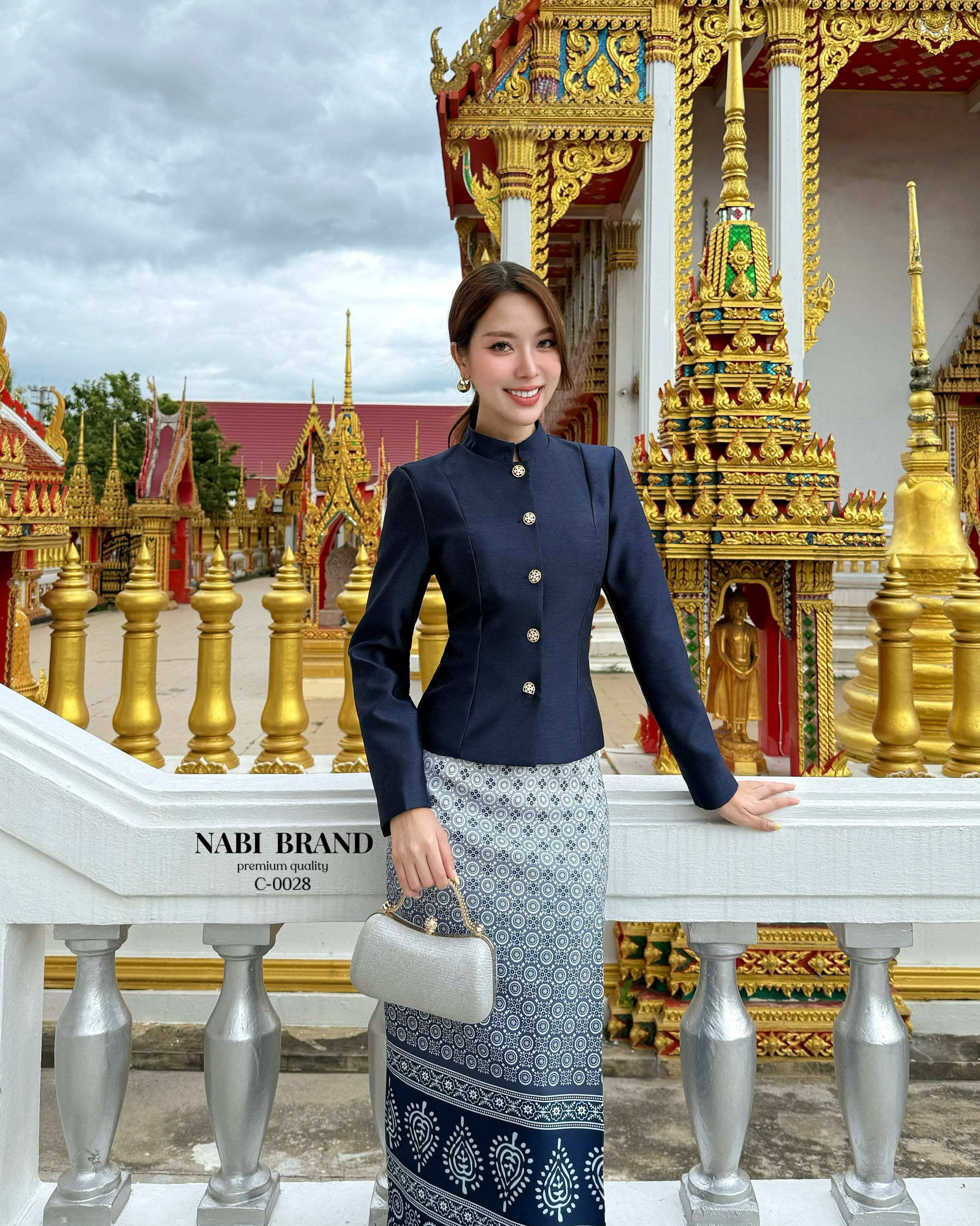 ชุดเซ็ตเสื้อแขนยาวสีกรม แต่งกระดุมด้านหน้า ดีไซน์สวยหรู มีฟองน้ำในตัว ผ้าอยู่ทรง มาคู่กระโปรงพิมพ์ลายสีกรมตัดขาว ผ้านุ่มนวลใส่สบายมากๆ ผ่าด้านหลังเพื่อเดินสะดวก งานซิปหลังทั้งคู่ สวมใส่ง่าย สามารถ ใส่ออกงาน ใส่ไปวัด งานมงคล ได้เลยค่ะ ห้ามพลาดนะคะ สวยหรูสม