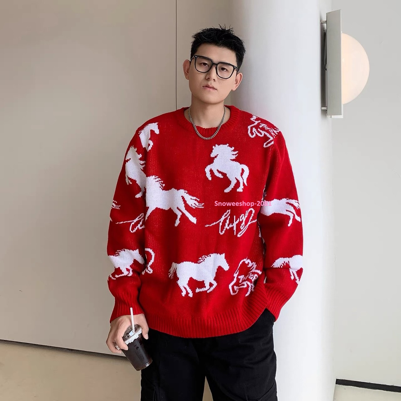 ลายม้าเท่เกินต้าน! ใส่แล้วดูแพงแบบโอปป้า เสื้อสเวตเตอร์คอกลมสไตล์เกาหลี ใส่ได้ทั้งชาย-หญิง ดีไซน์เรียบแต่ดูมีคลาส หนา อุ่น ใส่สบายสุด ๆ ใส่เที่ยวต่างประเทศก็เอาอยู่ ขนาดใหญ่พิเศษ 2XL – 8XL (ถึงอก 58") มีให้เลือก 2 สีเท่ๆ — ดำ / แดง