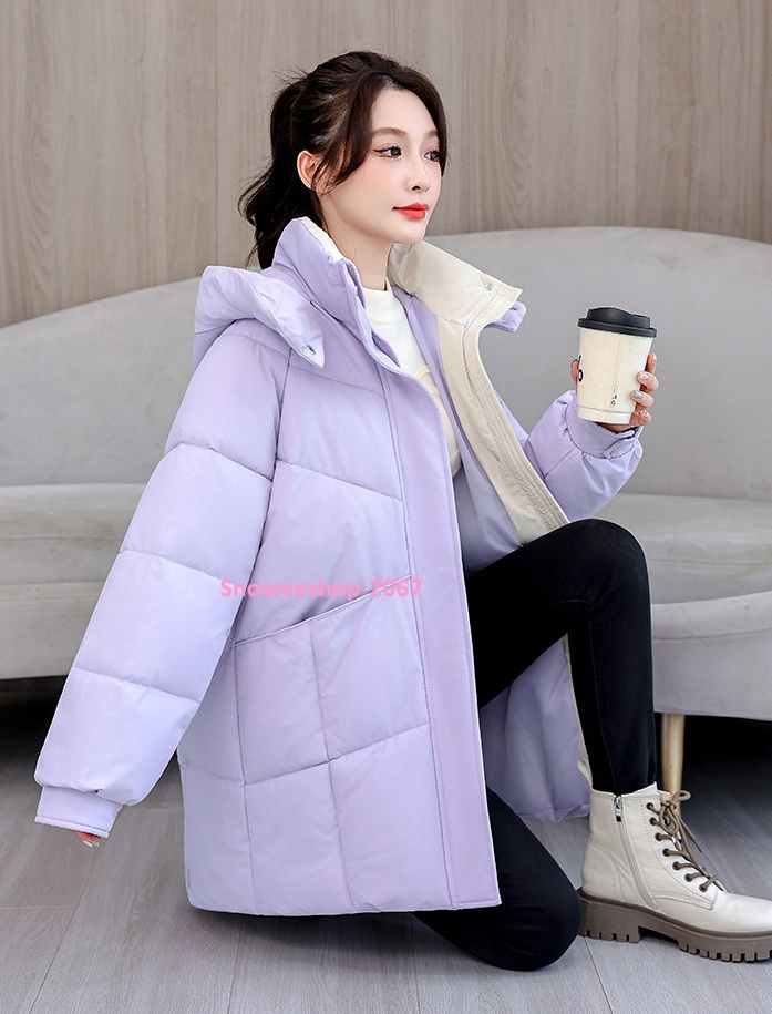 แจ็คเก็ตดาวน์ผู้หญิงทรงโอเวอร์ไซส์ ใส่แล้วชิคเหมือนเดินเล่นปารีส อุ่น กันลม กันหนาว ได้ครบ ทรงหลวมใส่สบาย ไม่อึดอัด แต่ยังดูเพรียวเก๋ มี 4 สีสุดคลาสสิค ใส่แล้วดูแพงทุกเฉด หลายไซส์ให้เลือก ไม่ว่าหุ่นไหนก็ใส่ได้ ใส่เที่ยวญี่ปุ่น เกาหลี ยุโรป ได้ฟีล Fashion