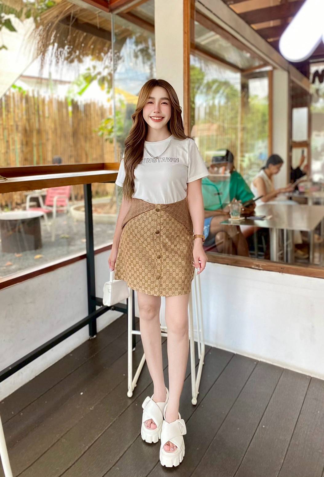 ชุดset เสื้อ+กระโปรง เสื้อยืดรีดเพชรแต่งสร้อยมาคู่กับกระโปรงทรงเอเอวสูงพับขอบมีซับในกางเกง บอกเลยว่าชุดนี้ใส่เท่ห์ๆ ชิคๆ ได้ every day looks เลยค๊า