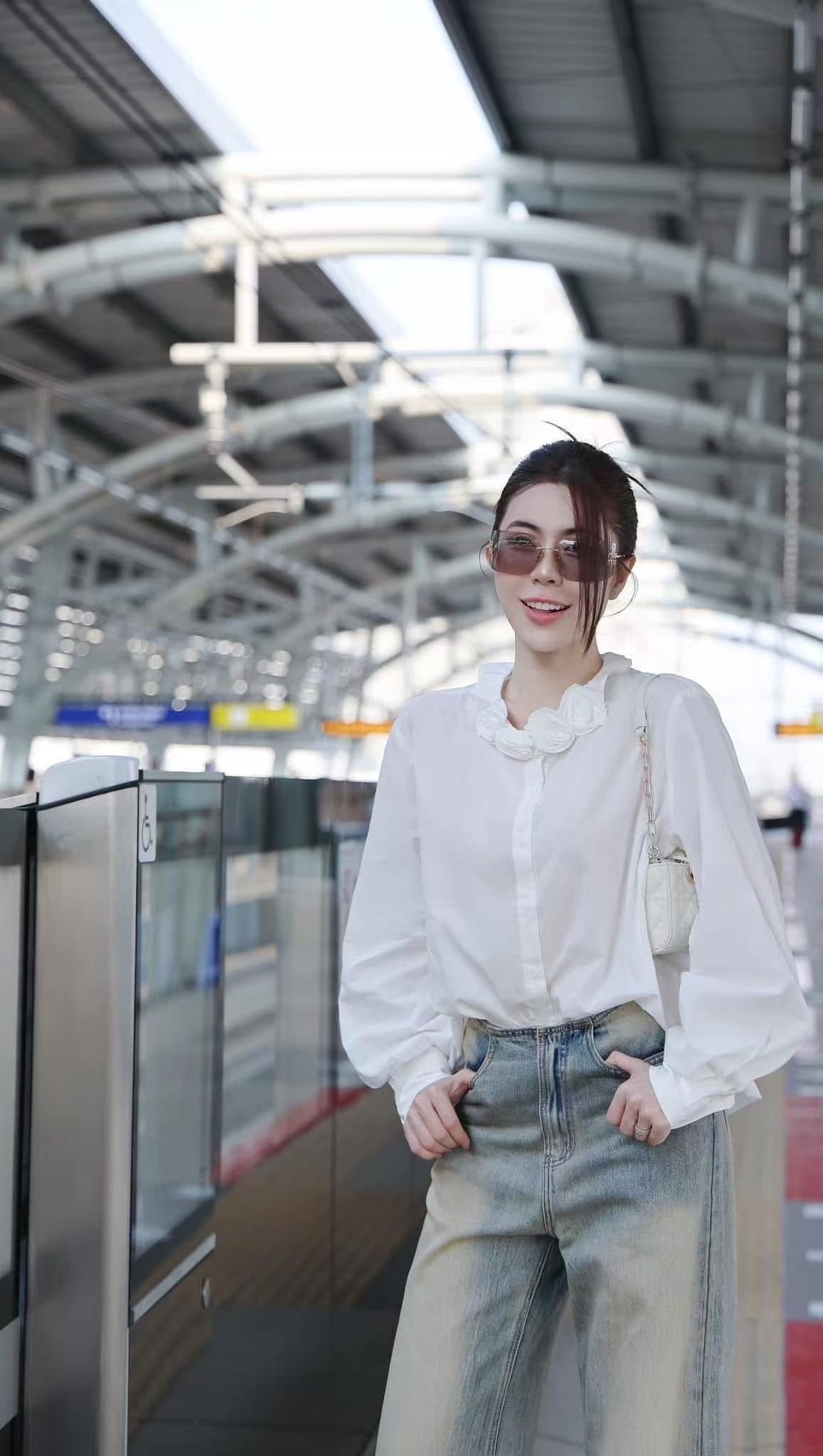 Label :: AURORA by RAMI-PAPHA รายละเอียด : Setเสื้อทรงเชิ้ต ผ้าดี๊ดี ผ้าดีมากๆ ทรงOver.size ทรงปล่อยๆ ใส่สบายๆ ด้านหน้ามีกระดุมแกะใช้งานได้จริง
