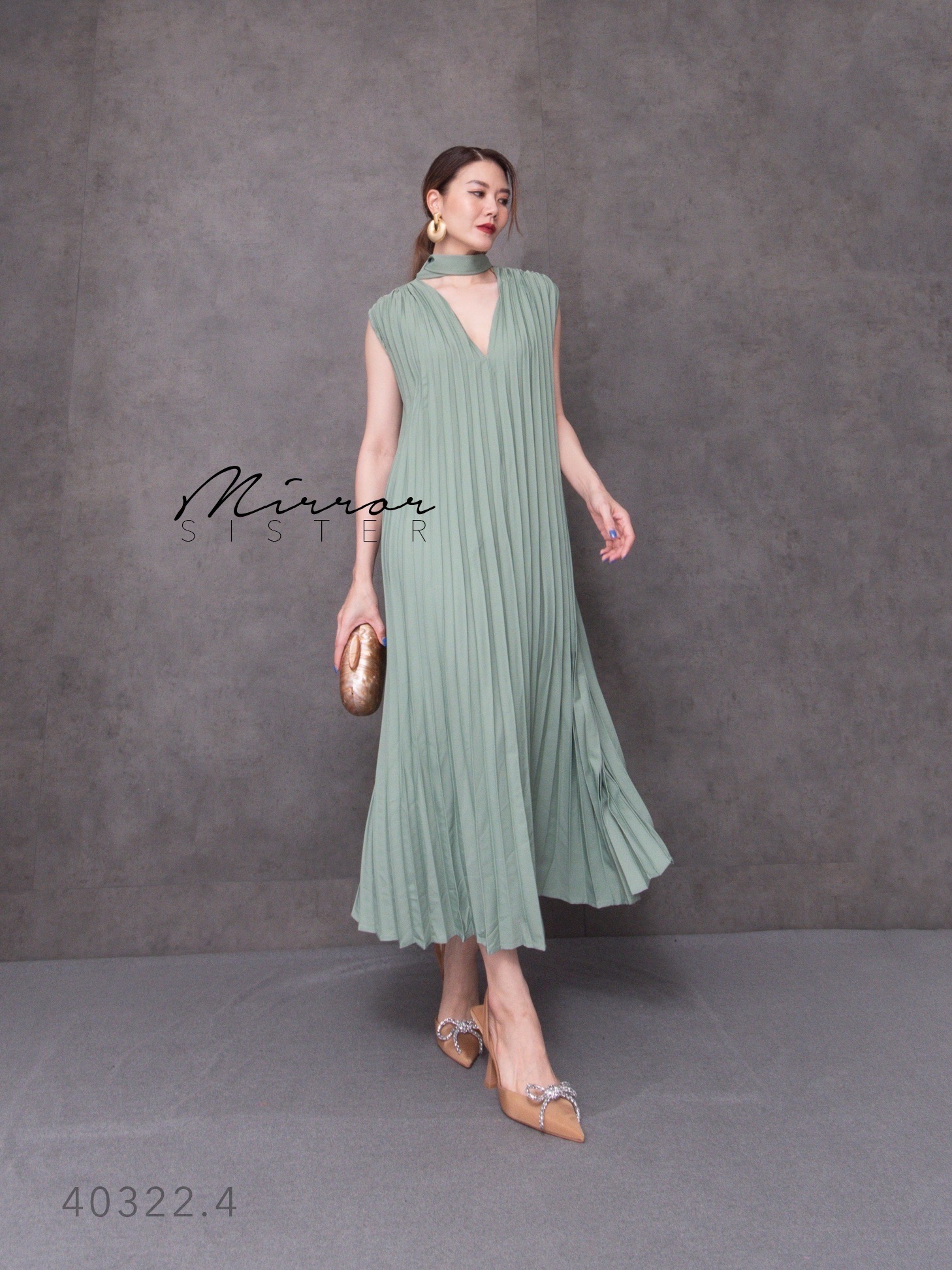MiRRoRSiSTER 's MagNě PLeaTed DReSS•• เดรสพลีทแขนกุด ทรงหลวม แพทเทรินสวยใส่ง่าย ช่วงคอVดีเทลเก๋มีเชือกให้ผูกโบว์ได้ตามใจชอบ อัดพลีทเฉียบแน่นๆ ใส่ไปงานสวยหรูดูดีไม่มีอายใคร ใครใส่ก็ถูกใจ สวยทุกเฉดสี Must Have..!!