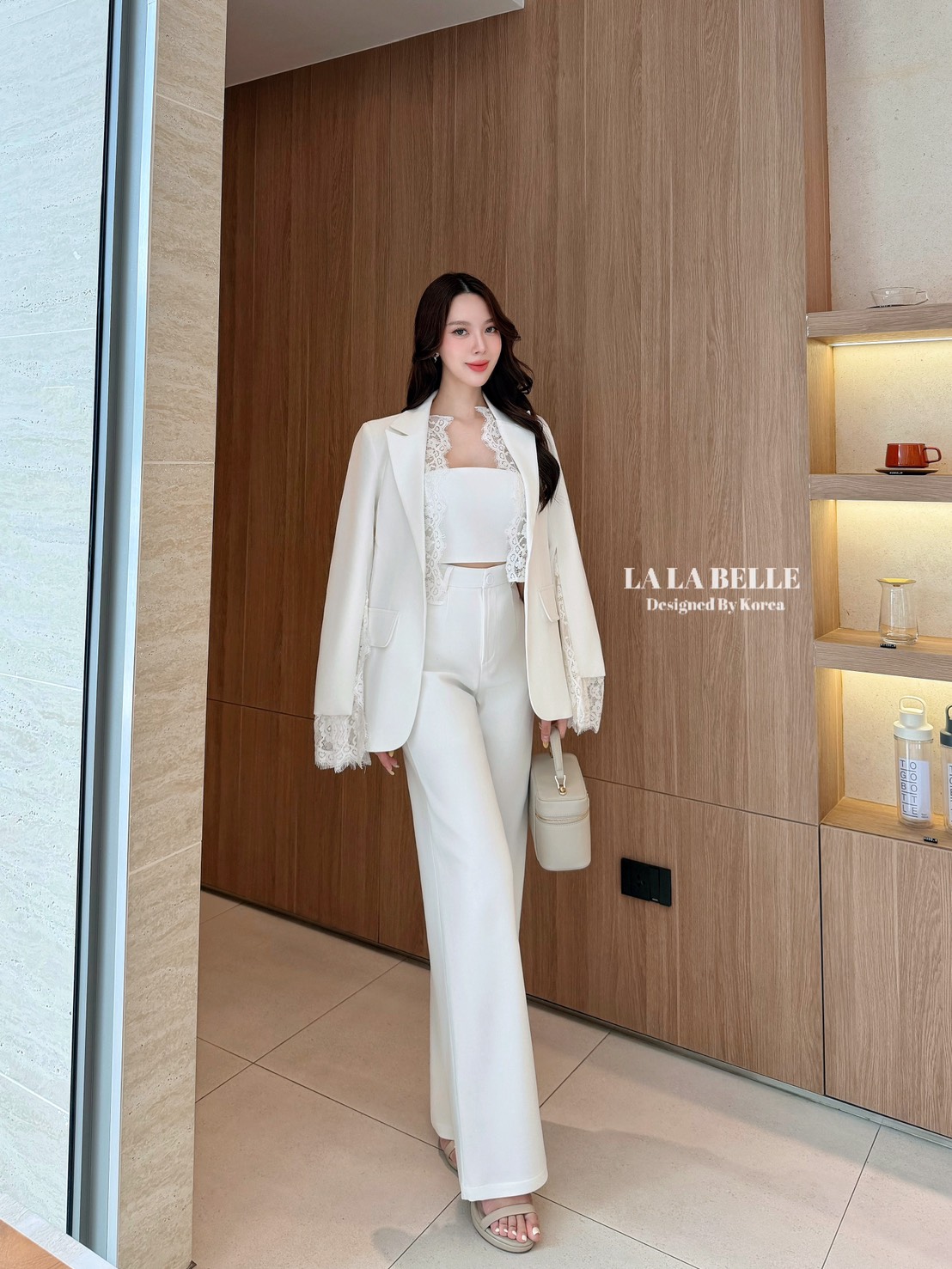 เซต3ชิ้นผ้าสูทอัดกาวอย่างดีผ้าดีทรงสวยเสื้อครอปสายเดี่ยวเสริมฟองน้ำปรับสายได้ใส่คู่กางเกงขายาวเอวสูงมีกระเป๋ากางเกง2ข้างมีซับในอัดกาวอย่างดีมาพร้อมเสื้อสูทคอปกแขนยาวผ่าแขนแต่งลูกไม้ช่วงขอบคอและขอบแขนมีซับในอัดกาวอย่างดีงานคุณภาพ