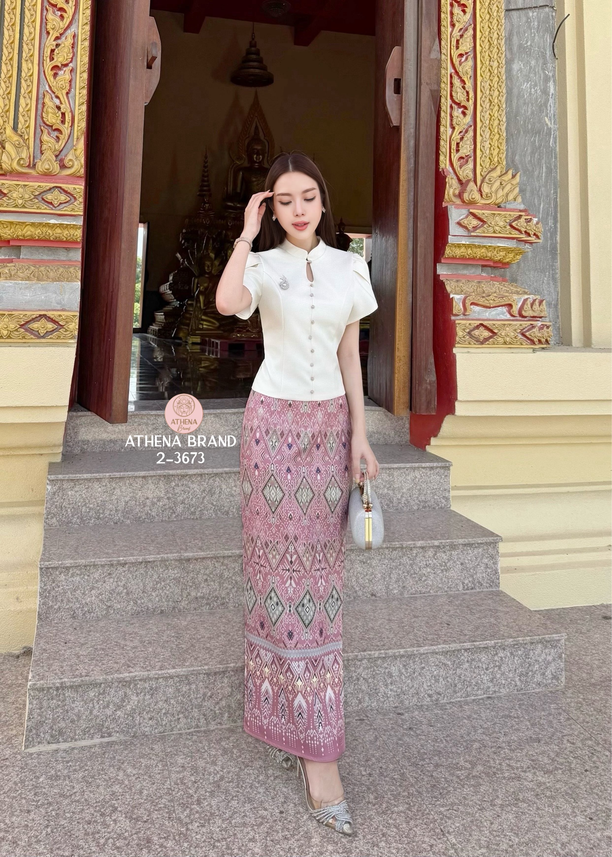 เสื้อ+กระโปรง+เข็มกลัด Set 3 ชิ้น เสื้อดีไซน์ด้านหน้าแต่งกระดุมเรียงสามารถแกะใช้งานได้จริง มีซับใน สวมใส่แบบซิปด้านหลัง แมตช์มาคู่กับกระโปรงพิมพ์ลายป้ายทบคล้ายงานผ้าซิ่นป้ายสำเร็จทรงเข้ารูป เนื้อผ้าดี๊ดีมีTexture งานมีซับใน สวมใส่แบบซิปด้านหลัง ชายกระโปรง