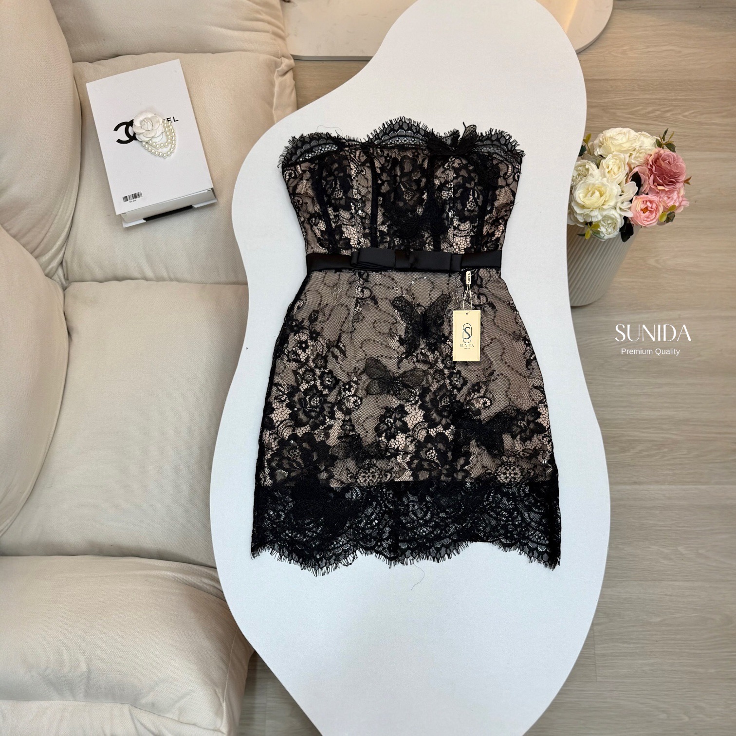 ชุดเดรสลูกไม้สีดำ เป็นเดรสเกาะอกแต่ง detail ผีเสื้อสามดีตามชุดเดรสด้านในเป็นซับในสีครีมเป็นงานซิปหลังซับในเย็บติดทั้งชุดมีมีการเลื่อนหน้าอกหน้าอกเสริมฟองน้ำสวย #ชุดเซ็ต #ชุดpr #ชุดถ่ายรูปคาเฟ่ #ชุด sexy #ชุดเดรสสีดำ #ชุดดินเนอร์ #ชุดเรียบหรูคุณหนู #ชุดงาน