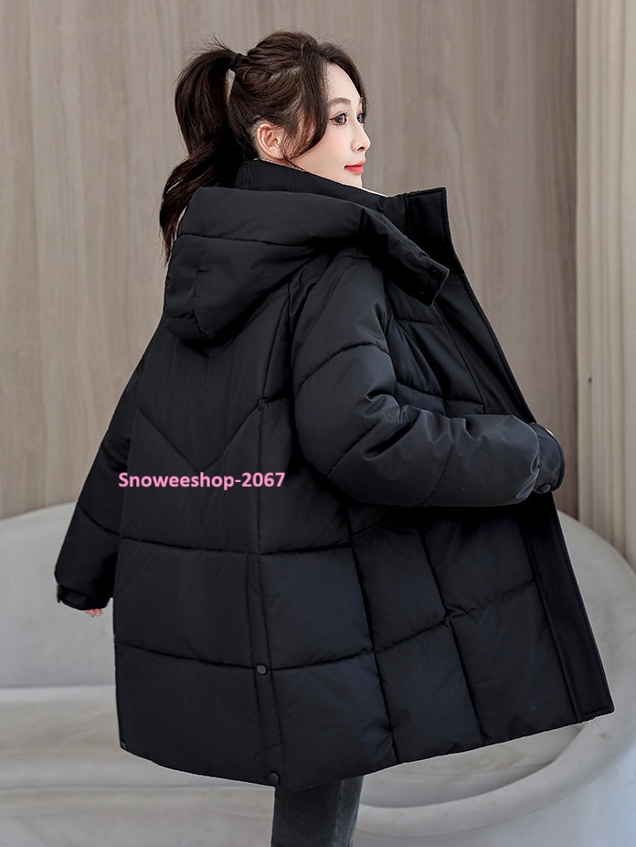 แจ็คเก็ตดาวน์ผู้หญิงทรงโอเวอร์ไซส์ ใส่แล้วชิคเหมือนเดินเล่นปารีส อุ่น กันลม กันหนาว ได้ครบ ทรงหลวมใส่สบาย ไม่อึดอัด แต่ยังดูเพรียวเก๋ มี 4 สีสุดคลาสสิค ใส่แล้วดูแพงทุกเฉด หลายไซส์ให้เลือก ไม่ว่าหุ่นไหนก็ใส่ได้ ใส่เที่ยวญี่ปุ่น เกาหลี ยุโรป ได้ฟีล Fashion
