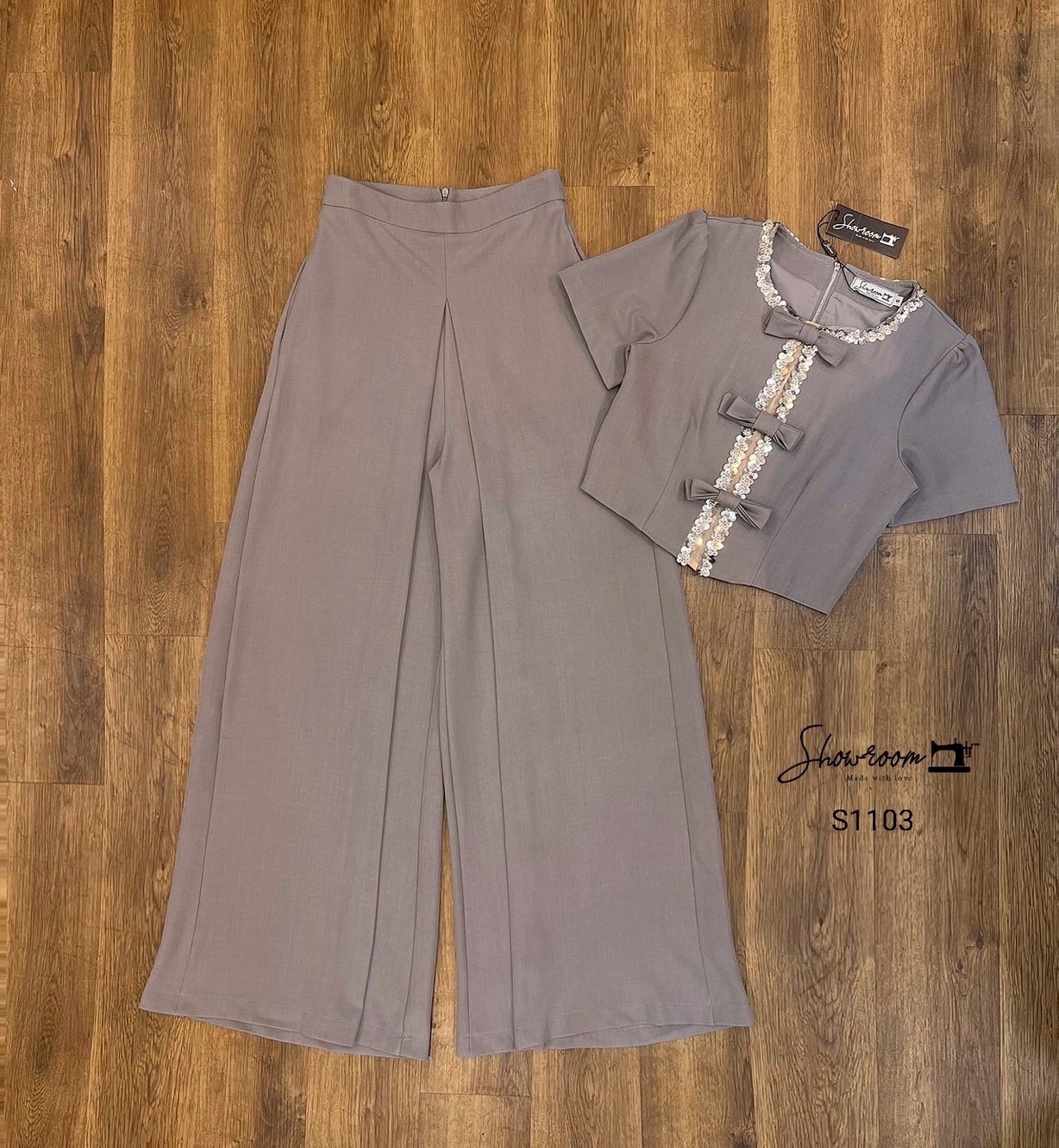 S1103 เซ็ตเสื้อ+กางเกง เล่นดีเทลเรียบเก๋ไม่ซ้ำใคร ตัวเสื้อแต่งเลื่อม ตัดต่อโบว์แบบ3D ที่ด้านหน้า ซิปหลัง ทรงหลวมๆ กางเกงขากว้างลูกเล่นเหมือนผ้าซ้อนกัน2ชั้น ใช้ผ้าเยอะมากค่ะ ใช้ผ้าอย่างดีในการตัดเย็บ บุซับ ผ้าทิ้งทรงสวย คอมพลีทลุคครบจบในชุดเดียว #showroomb