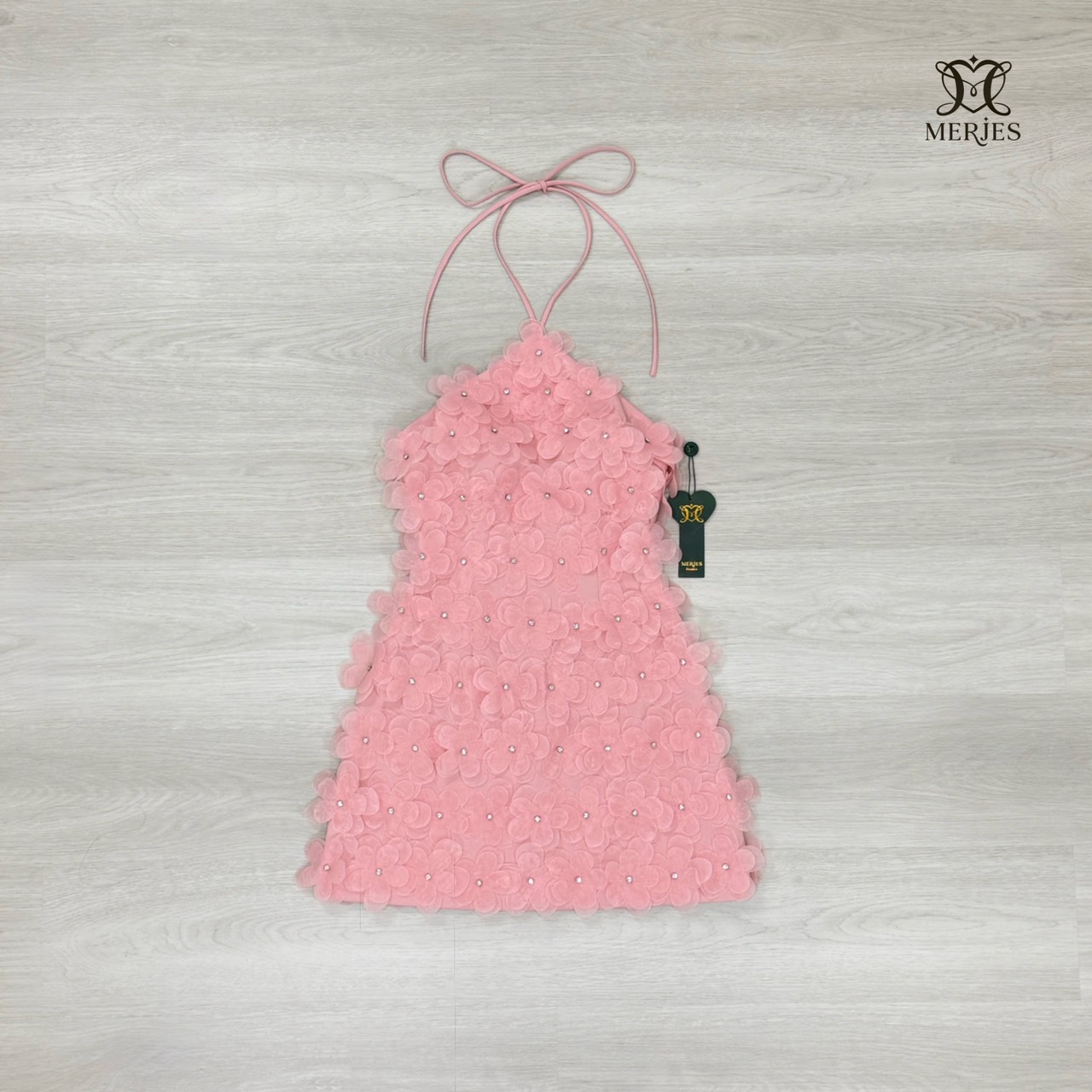 เดรสดอกไม้แต่งเพชรสีชมพูดีเทลงานคล้องคอเชือกผูกด้านหลังงานโชว์หลังแต่งดอกไม้ทรงใหญ่มีเกสรเพชรทั้งชุดสวยเก๋มากๆคะงานทรงเข้ารูปอกมีฟองน้ำเสริมทรงสวยมาก มีความเซ็กซี่สวยเก๋บอกเลยว่าไม่เก็บชุดนี้เสียดายแย่เลยคะ รุ่นฮอตขายดีมากคะ