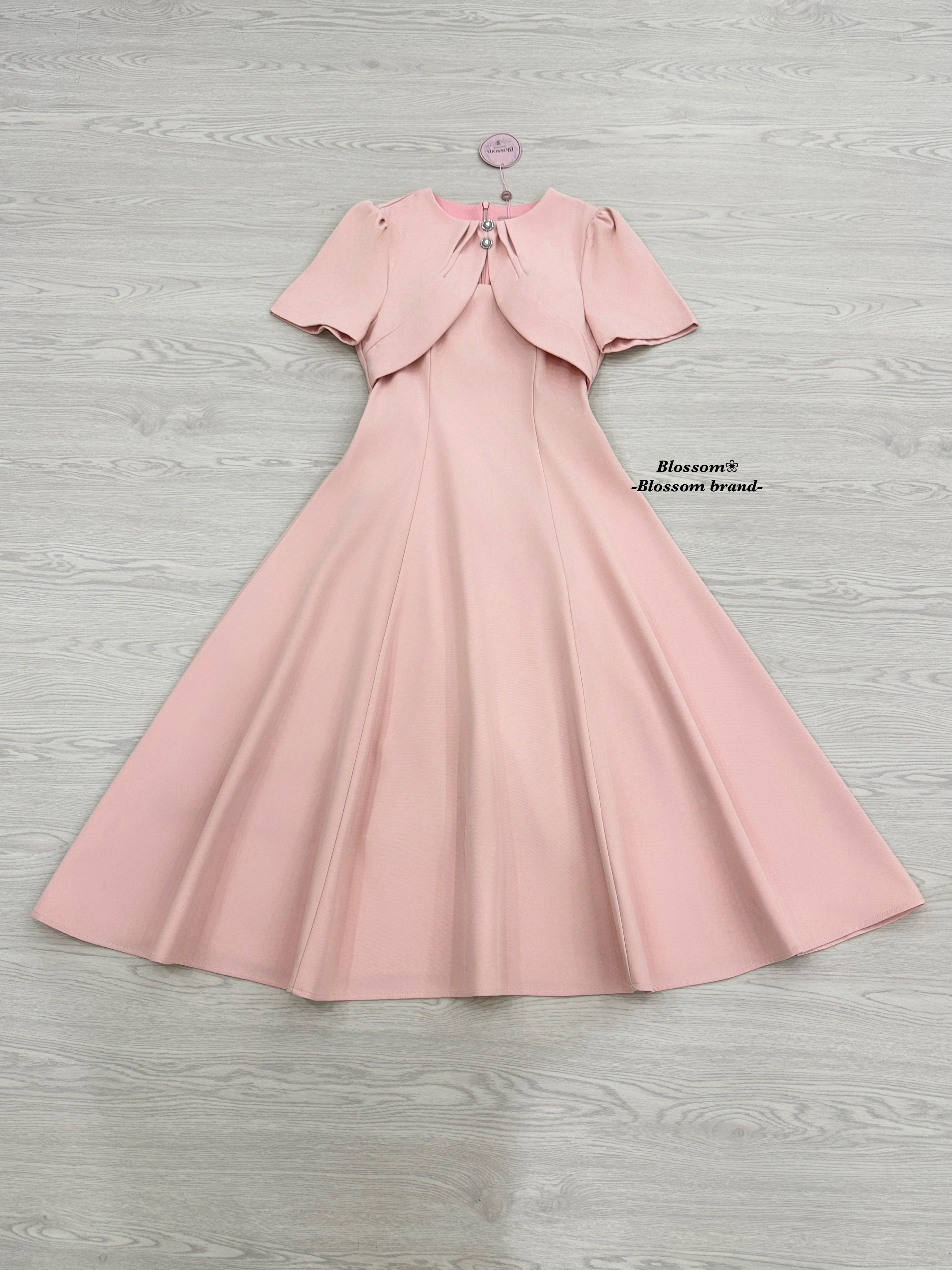 ชุดเดรสยาวดีไซน์เรียบหรู พร้อมลูกเล่นช่วงอกแบบไขว้คล้ายเสื้อคลุมในตัวแต่งกระดุมเพชร คัตติ้งเนี๊ยบเข้ารูปช่วงเอว เสริมให้หุ่นดูเพรียวสวย เนื้อผ้านุ่ม เรียบหรู อยู่ทรงดี ไม่ยับง่าย ใส่แล้วดูแพง ช่วงอกเสริมฟองน้ำ ซับในอย่างดี งานซิปหลังสวมใส่ง่าย