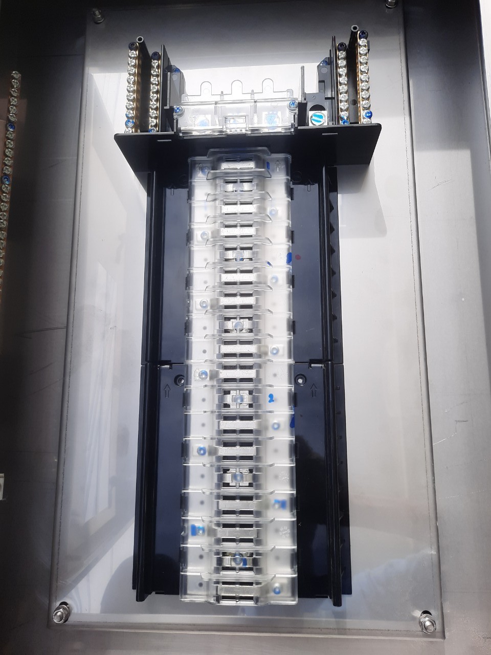 Main LUG 100A ตู้สแตนเลส 304 มีหลังคาสโลป W450xH650xD152mm. (36ช่อง)