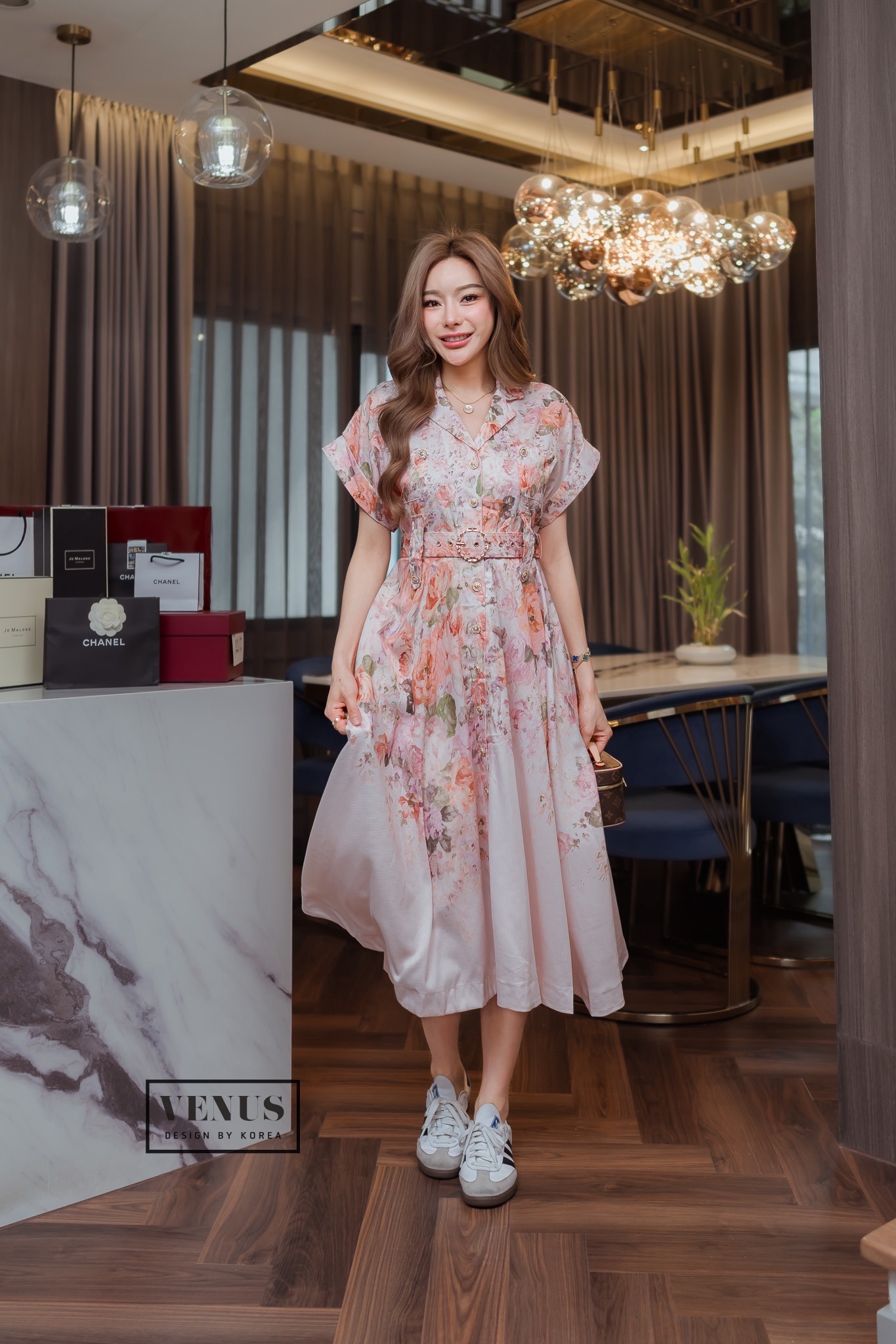 Zimmerman Dress เดรสพิมพ์ลายดอกไม้ คอปก งานมาพร้อมกับเข็มขัดเข้าชุดกันนะคะ งานสวยเป๊ะมากๆคะ แม๊ทกับรองเท้าผ้าใบก็สวยคะ