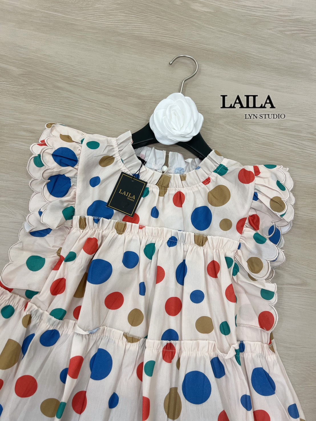 Tag : LAILA Detail: SET เสื้อ+กางเกง เสื้อแขนยาวทรงคอปีนแต่งระบายๆ งานแต่งกระดุมด้านหลัง ดีไซน์ช่วงแขนระบายฟูๆตัดเย็บอย่างดีช่วงปลายเสื้อแต่งทรงบานๆพริ้วๆสุดน่ารัก โทนสีออฟไวท์แต่งลายจุดสีสันสดใส มาพร้อมกางเกงทวิตขาสั้นสีดำใส่ง่ายเข้ารูปพอดี
