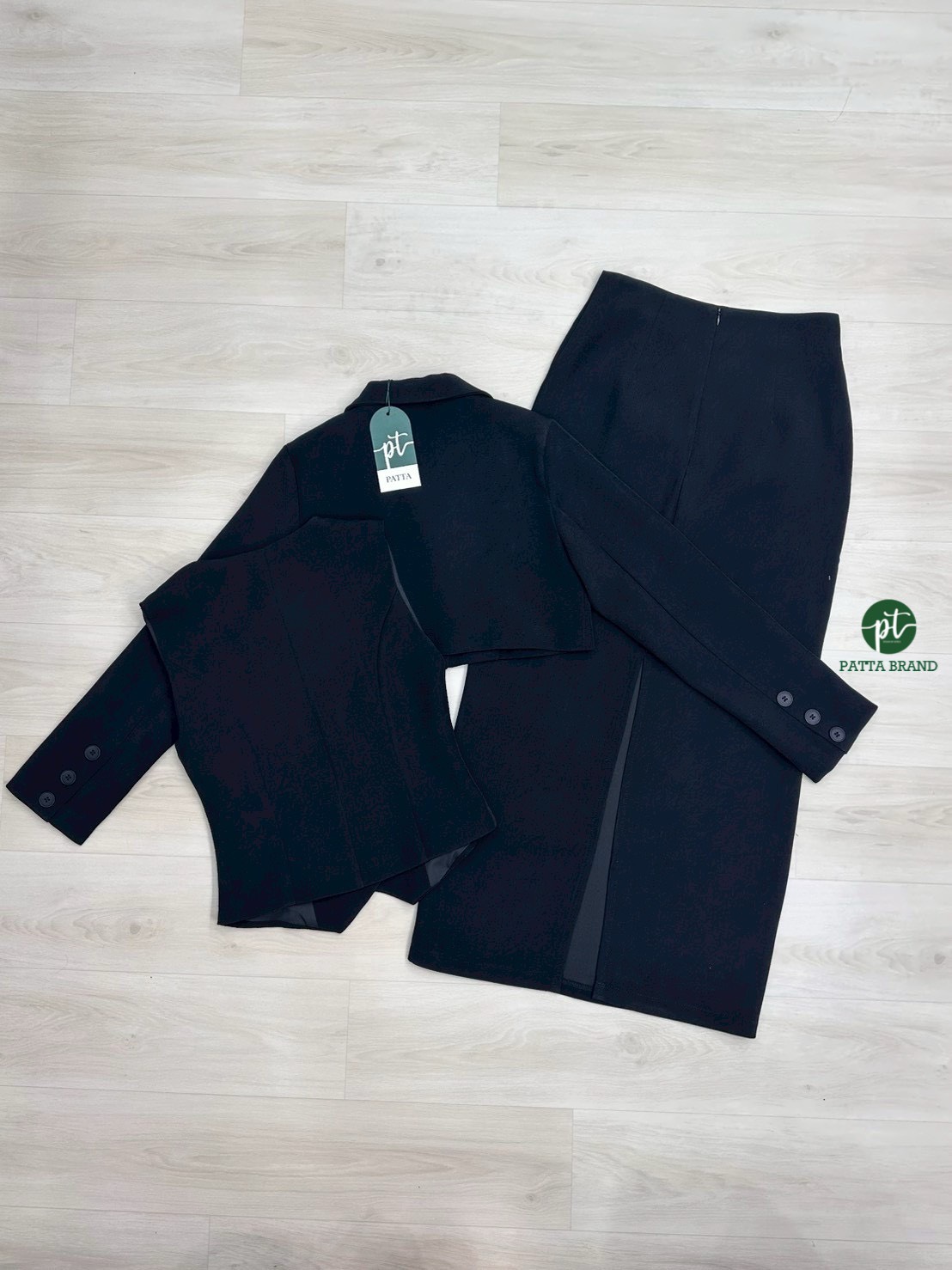 เซต3ชิ้น สีดำ เสื้อคลุมแขนยาวตัวสั้นมีกระดุมหน้า มาคู่กับเสื้อแขนกุดตัวในมีกระดุมหน้าเรียงยาว ดีไซน์สวย คุ้มสุดๆ มาพร้อมกับกระโปรงยาวทรงสอบ และดีเทลผ่าหลังดีไซน์สวย (มีซิปหลัง) เย็บซับในอย่างดี ทรงสวยแพทเทิร์นเป๊ะมาก
