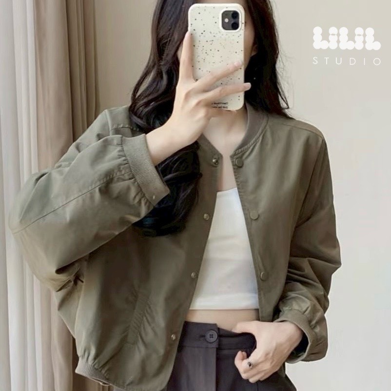 แจ็คเก็ตครอปทรงบอมเบอร์ ดีไซน์มินิมอล เนื้อผ้าพรีเมียมนุ่มเบา จะเท่ก็ได้ หวานก็ดีค่ะ