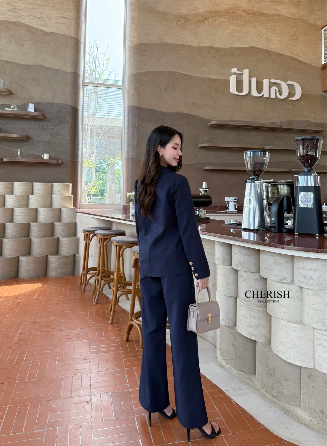 Setsuit เสื้อ+กางเกง ลุค CEO เรียบหรู ดูทันสมัย ทรงสวย ใช้ผ้าดี ใส่สบาย ตัวเสื้อสูทแต่งกระดุมทองมีกระเป๋า พร้อมซับในทั้งตัว มาพร้อมกับกางเกงขากระบอก มีกระเป๋า 2 ข้าง เซตนี้จะใส่ทำงาน หรือออกงานดูดีสุดๆค่ะ