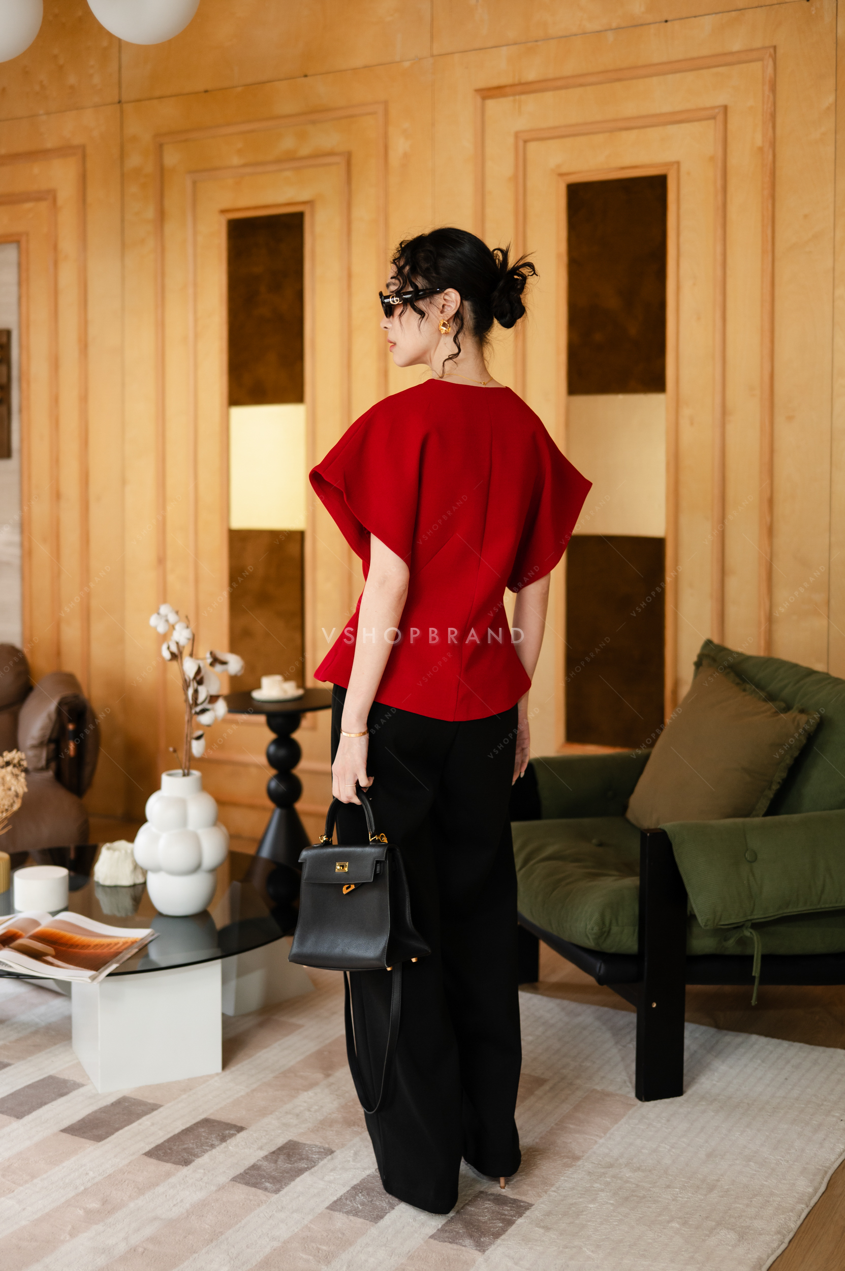 เสื้อแขนทรงแขนไหล่ล้ำกระดุมทอง