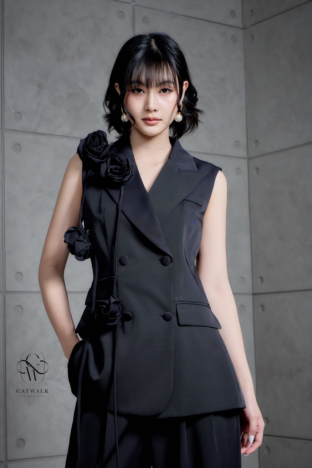 ชุดเซตBLAZERแขนกุด+เข็มกลัดดอกไม้+กางเกงทรงสวย เนื้อผ้านุ่มพลิ้วใส่สบาย เนื้อผ้ามีน้ำหนักผ้าทิ้งตัว ตัวBLAZERแขนกุดเป็นทรงบอย ใส่ปบ่อยๆเท่ห์ๆ มีเข็มกลัดดอกไม้เป็นเส้น 2 เส้น
