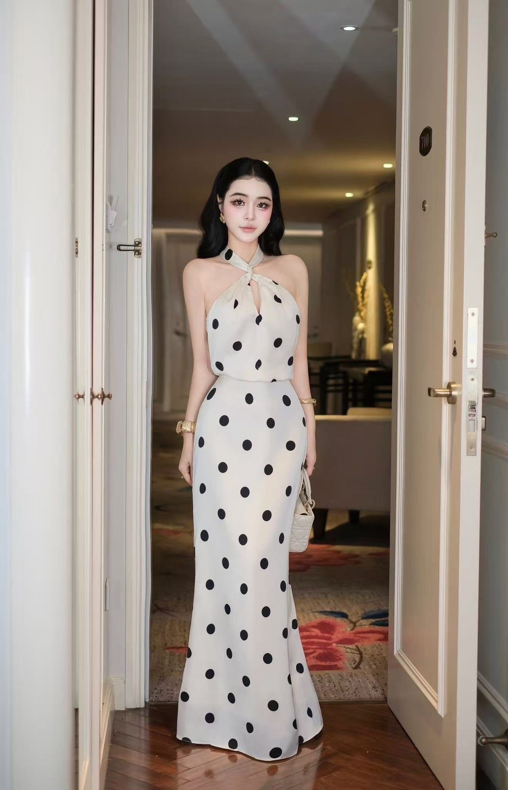 Set2 ชิ้น เสื้อทรงฮอลเตอร์ผูกคอด้านหลัง ดีเทลจับจีบตรงอก (อกเสริมฟองน้ำ ซิปข้าง )มาพร้อมเข็มกลัดเพิ่มความเก๋ มีซับใน กระโปรงยาวพริ้วสวยเข้ารูป แต่งชับในสีขาว (ซิปหลัง) เนื้อผ้าซาตินอย่างดี ลาย polka dot