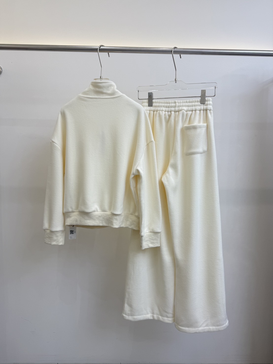 Set 2 pcs เสื้อแขนยาวคอปีน+กางเกงขายาว ✔ เสื้อแขนยาวคอปีนปักสายช่วงอก ✔ กางเกงขายาวทรงขากระบอก เอวยางยืด มีกระเป๋าล้วงข้าง ✔️ ใส่เป็น Airport look ได้เลยค่าาา ✈️