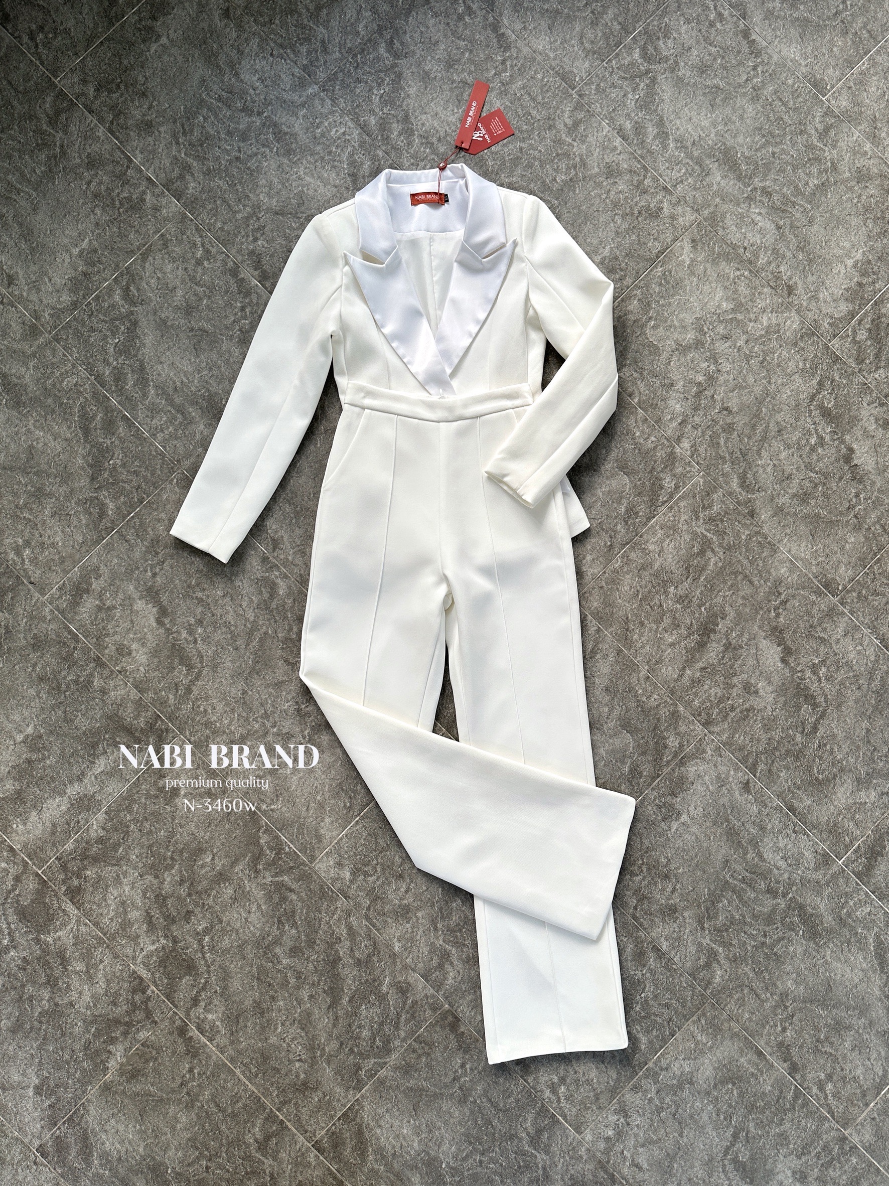 Set สูท2ชิ้น เสื้อแขนยาว+กางเกงขายาว ดีเทลเรียบหรู เสื้อคอปกเงาๆ ดูแพงมาก กระดุมสองเม็ด มีกระเป๋าสองข้างใช้งานได้จริง กางเกงทรงเองสูงนิดนึงกระบอกเล็ก มีเส้นด้ายตรงกลาง มีซัปในทั้งตัว ผ้าหนา นุ่ม ใส่สบายมาก ทรงเกร๋ เข้ารูป ทันสมัย ใส่แล้วดูผอมเพรียว ผ้าดี