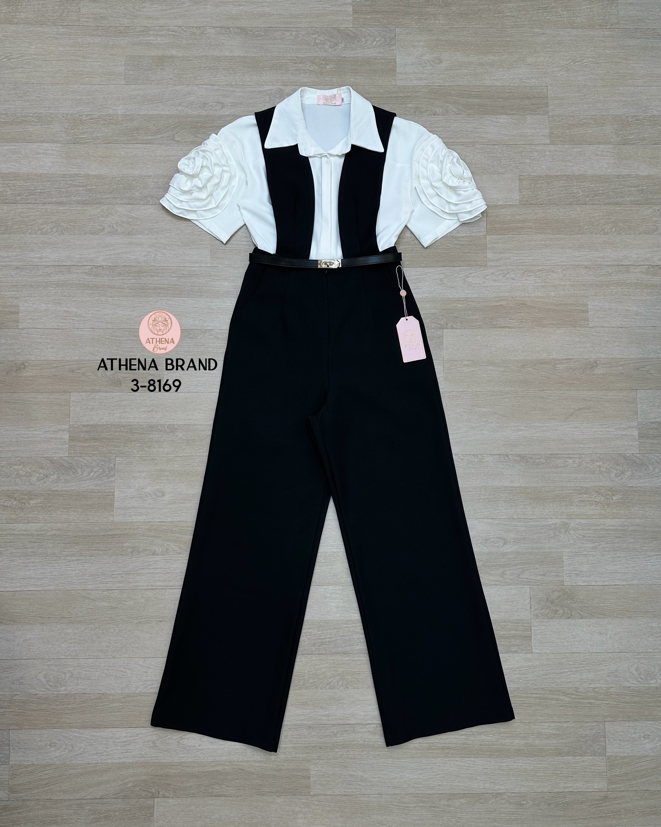 Tag 🔖 :Athena (อธีน่า) Brand Detail :: jumpsuit+เสื้อ+เข็มขัด จั๊มสูทขายาวดีไซน์ทรงเอี๊ยม มีกระเป๋าใช้งานได้จริงทั้ง2 ข้าง เนื้อผ้าดี๊ดีมีน้ำหนักและมีTexture งานมีซับใน สวมใส่แบบซิปด้านหลัง และมาคู่กับเสื้อเชิ้ตคอปกด้านหน้าแต่งกระดุมเรียงสามารถแกะ