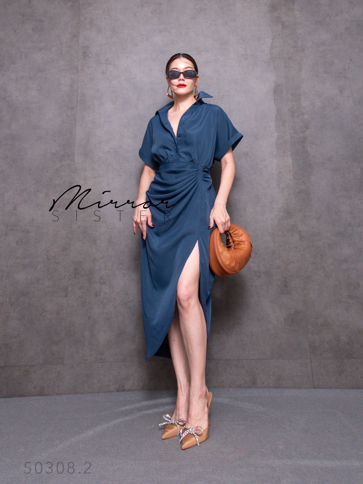•MiRRoRSiSTER's MoXCie SHiRT DReSS•• เดรสเชิ้ตทรงสวย คอปกเชิ้ตแขนสั้นพับเบิ้ล มีกระดุมผ่าหน้าเปิดปิดได้ถึงช่วงเอว ด้านล่างเป็นกระโปรงทรงทิวลิปดีไซน์เก๋ มีดีเทลจับdrapแต่งย่นช่วงเอว ผ่าแหวกด้านหน้า ใส่ได้บ่อยหลายโอกาส ดูดีทุกสี
