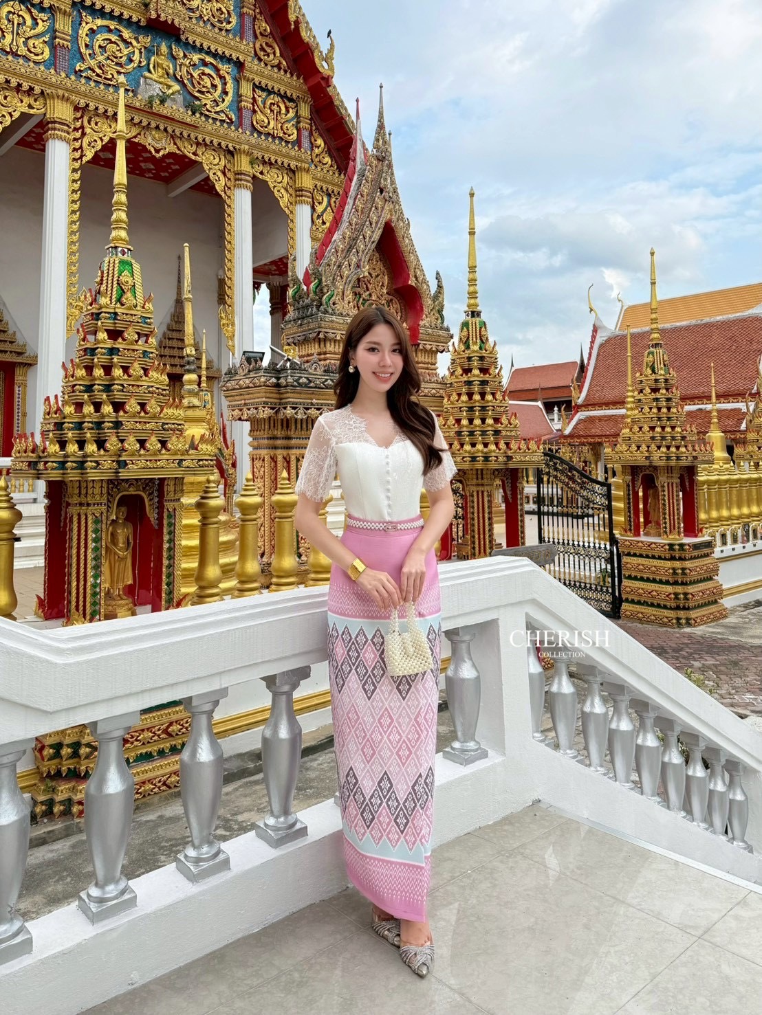 งานเซ็ท ชุดไทย ตัวเสื้อลูกไม้คอวีตกแต่งกระดุมตรงกลางซับในเกาะอกครึ่งตัว ผ้าถุงเอวสูงลายไทยซิบหลัง มีซับในกันโป๊อย่างดี มาพร้อมเข็ดขัดมุก จะใส่เข้าพิธีสำคัญ งานบุญ งานมงคลสมรส จะไปงานไหนรับรองเด่นสุดๆเลยค่า