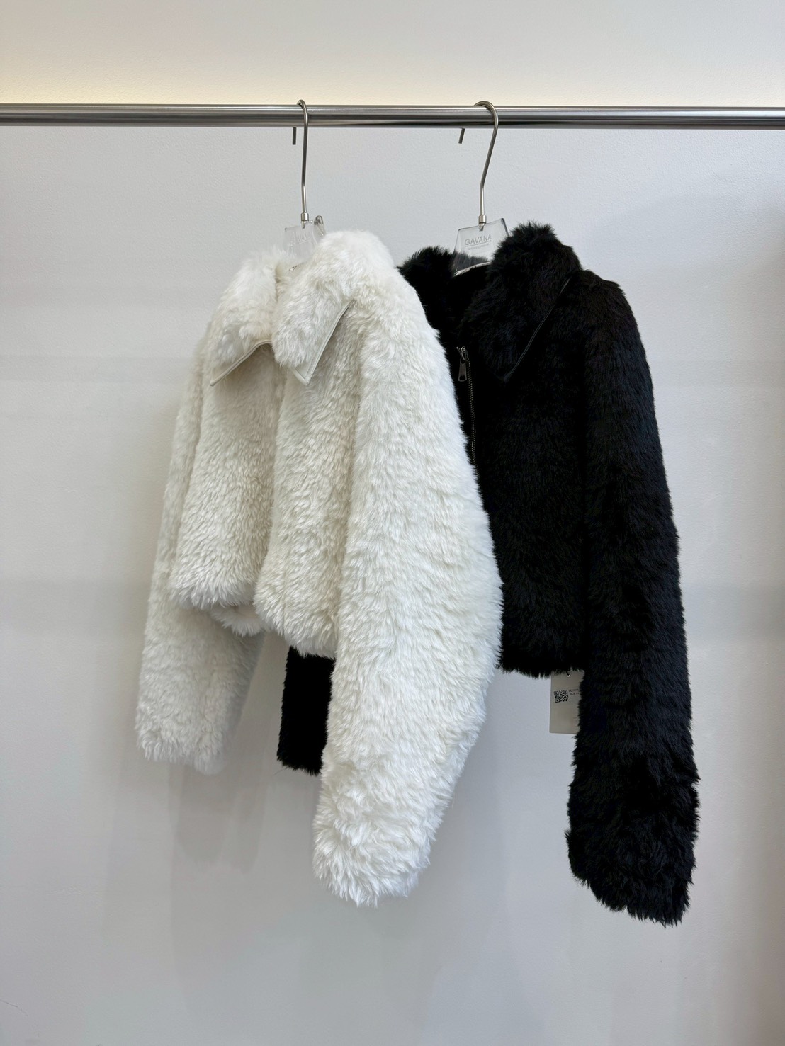 แจ็คเก๊ตเฟอร์แขนยาวคอปก ✔ ดีเทลซิปหน้ายาว ด้านในเป็นผ้าหนังกลับ ✔ ขนเฟอร์นุ่ม ใส่เที่ยวอากาศหนาวได้เลยค่า