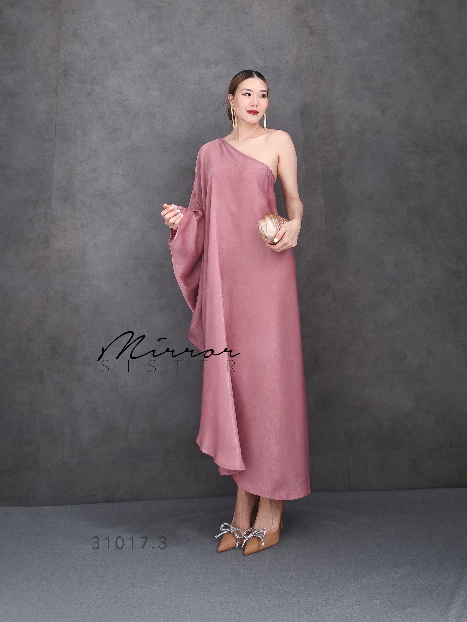 MiRRoRSiSTER's CiCi SiNGLE SHoULDER DReSS•• เดรสไหล่เดียว ทรงสวยเรียบๆแต่โก้ เนื้อผ้าซิลค์ซาตินนุ่มลื่นสวยหรู ใส่ออกงานได้ลุคสวยไฮโซ ทรงหลวมๆอำพรางหุ่นใส่สบาย ใส่แล้วสวยผ่องทุกเฉดสี