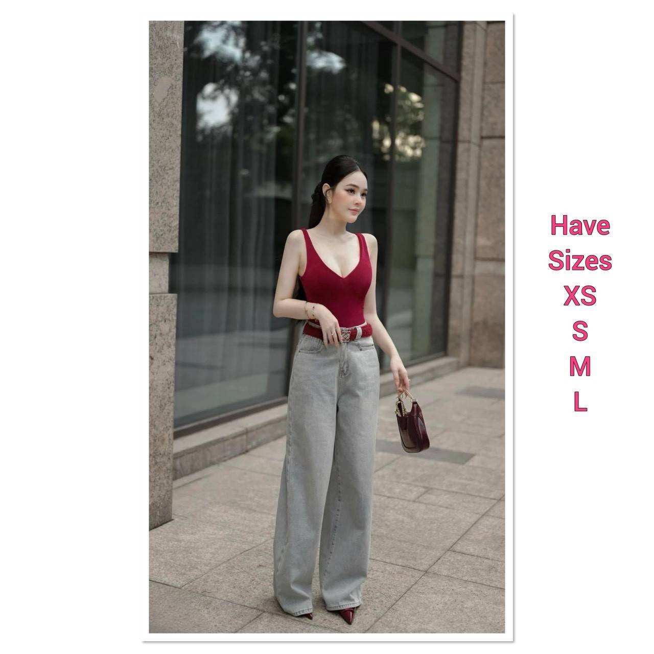 Set 2 ชิ้น บอดี้สูทสีแดงสายเดี่ยวอกเว้าลึกเนื้อผ้านิ่มใส่สบาย ( ไม่เสริมฟองน้ำ ไม่มีซิปหลัง ) มาพร้อมกับกางเกงยีนส์ขายาวเอวสูงกระดุมและซิปด้านหน่า มีกระเป๋าล้วงทั้งสองข้างกางเกงสีฟอกสนิ สวยมาก และยังมีเข็มขัดหนังสีแดงใหือีกเส้น สวยแซ่บสุดๆ