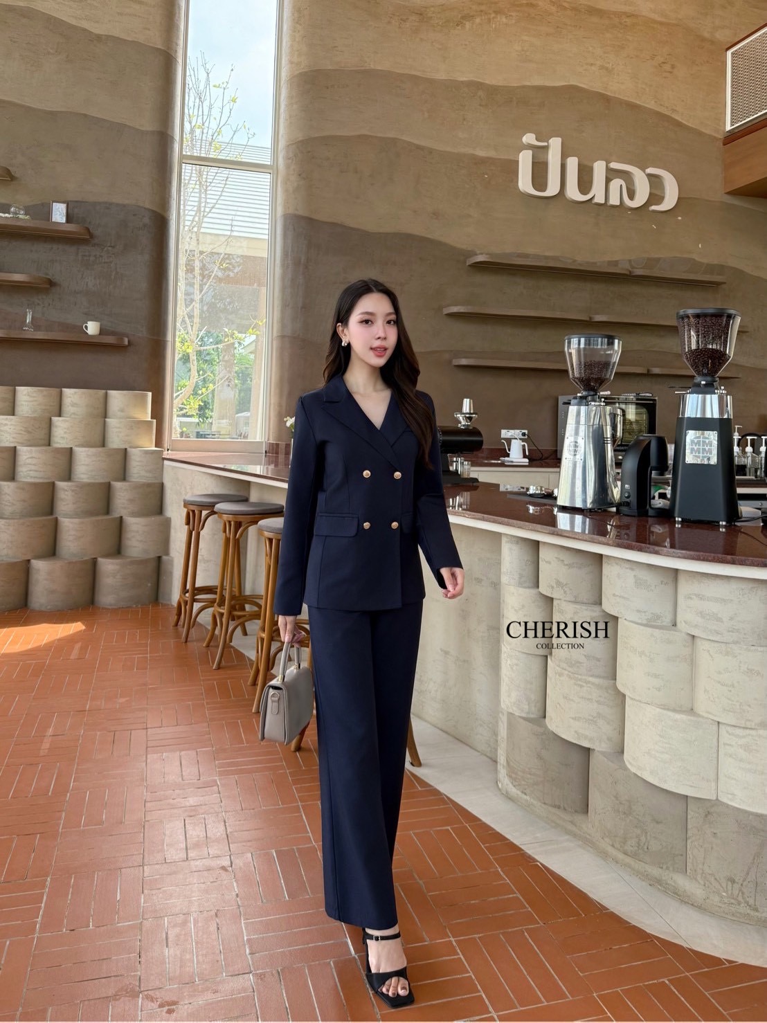 Setsuit เสื้อ+กางเกง ลุค CEO เรียบหรู ดูทันสมัย ทรงสวย ใช้ผ้าดี ใส่สบาย ตัวเสื้อสูทแต่งกระดุมทองมีกระเป๋า พร้อมซับในทั้งตัว มาพร้อมกับกางเกงขากระบอก มีกระเป๋า 2 ข้าง เซตนี้จะใส่ทำงาน หรือออกงานดูดีสุดๆค่ะ